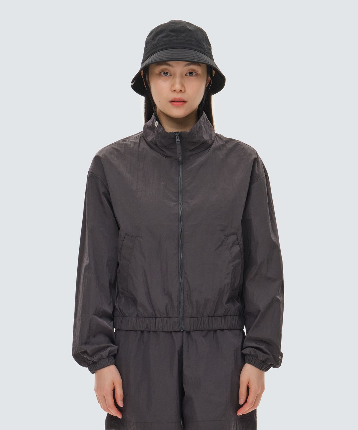 스노우피크 어패럴(SNOWPEAK APPAREL) 브라이트 여성 세미 크롭 바람막이 Charcoal (S24MWFWB75)
