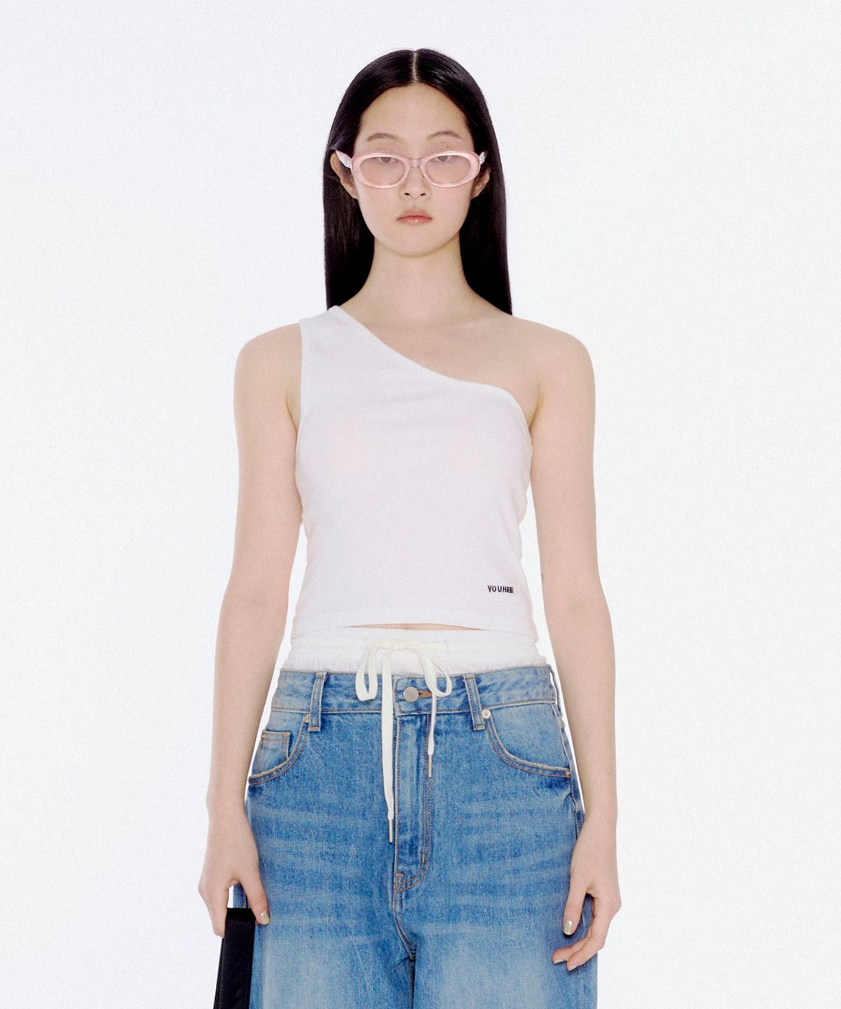 유희(YOUHEE) ONE SHOULDER LOGO SLEEVELESS WHITE