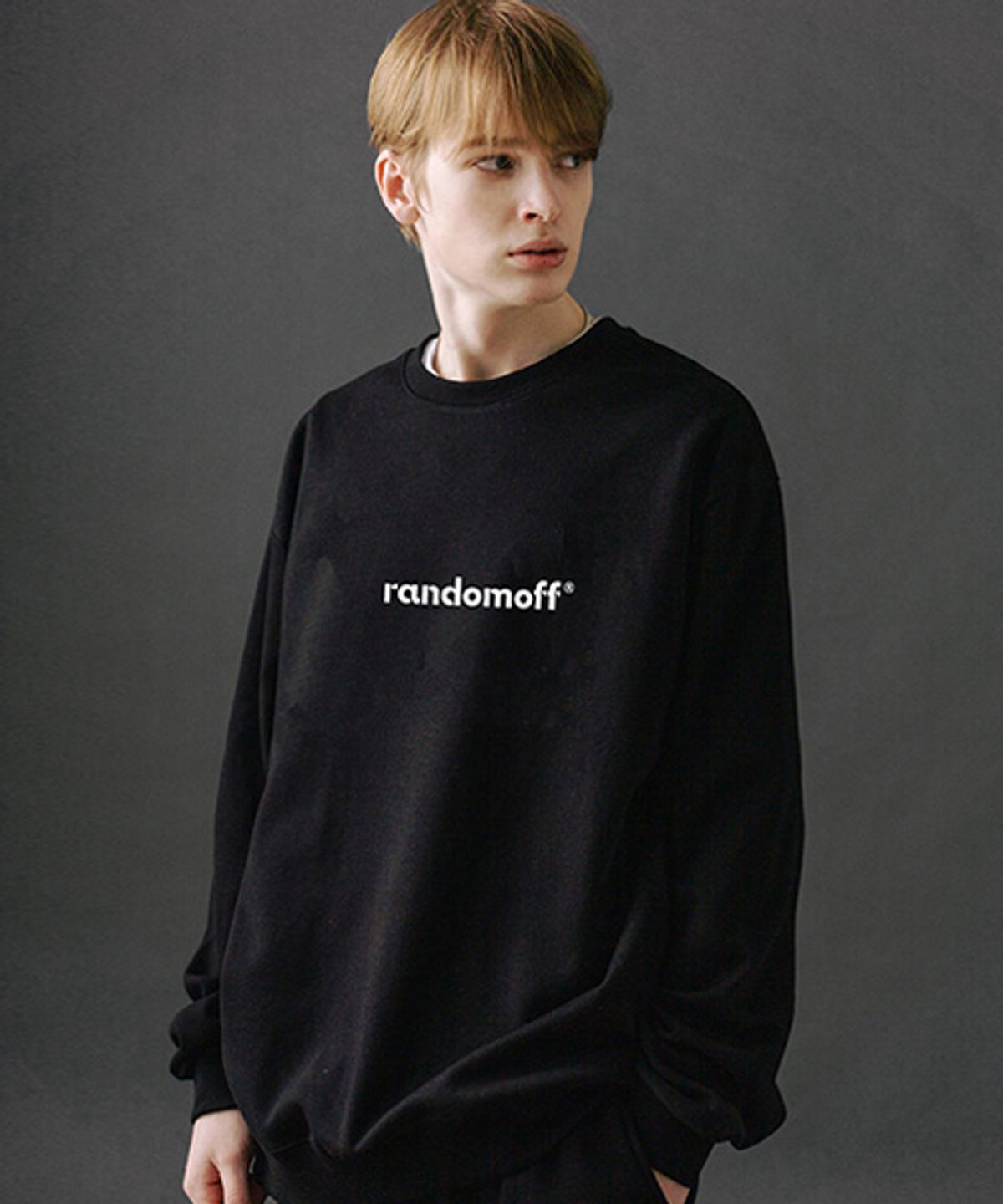 랜덤오프(RANDOMOFF) BASIC LOGO 맨투맨 [블랙]