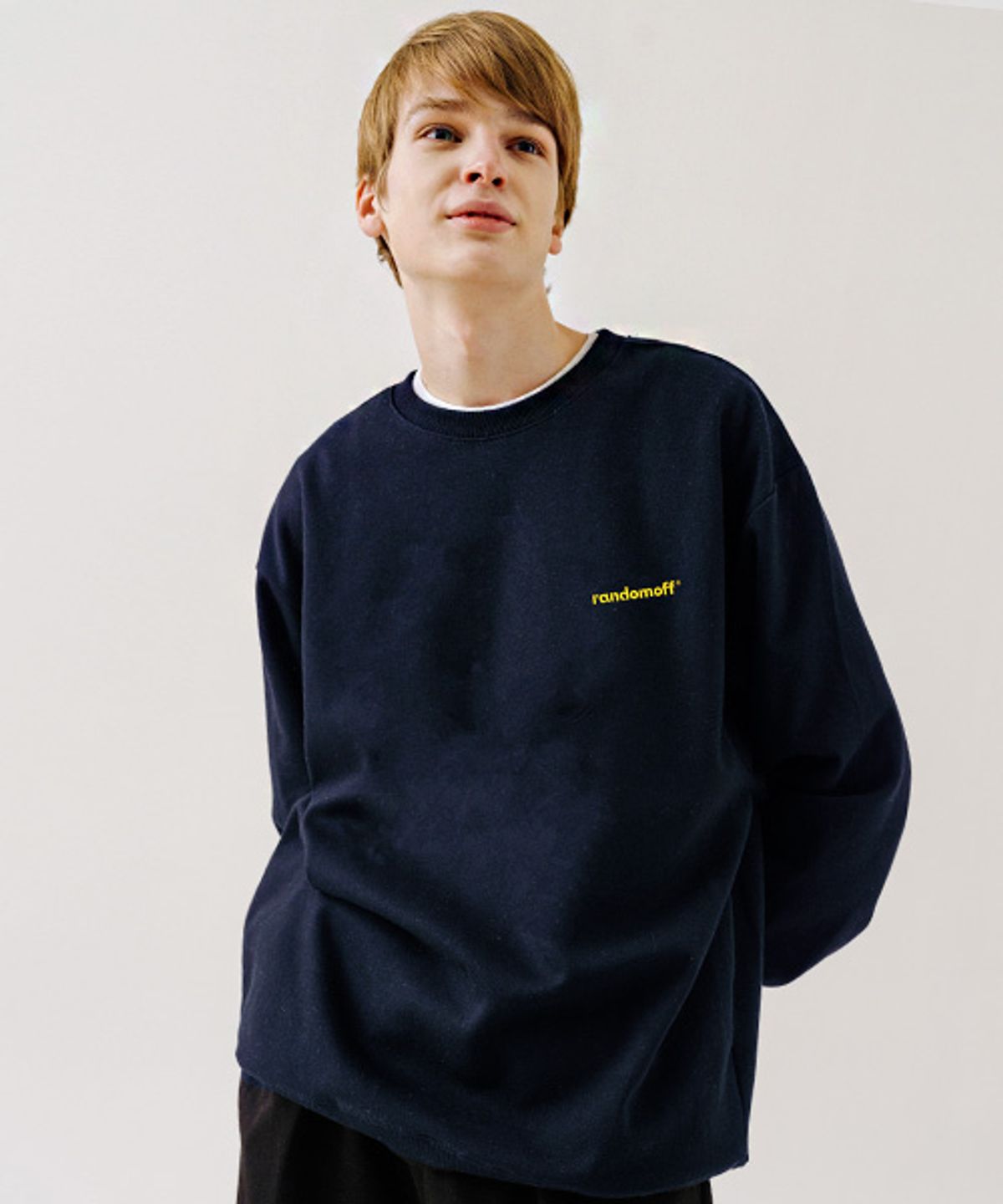 랜덤오프(RANDOMOFF) BASIC LOGO MINI 맨투맨 [네이비]