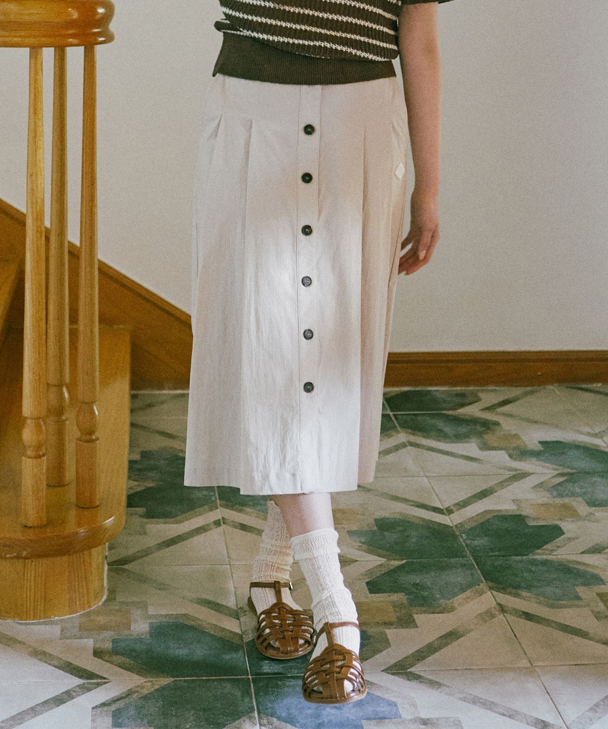 꼬모니노즈(COMONINOZ) W BUTTON PLEATS SKIRT [2 COLOR]