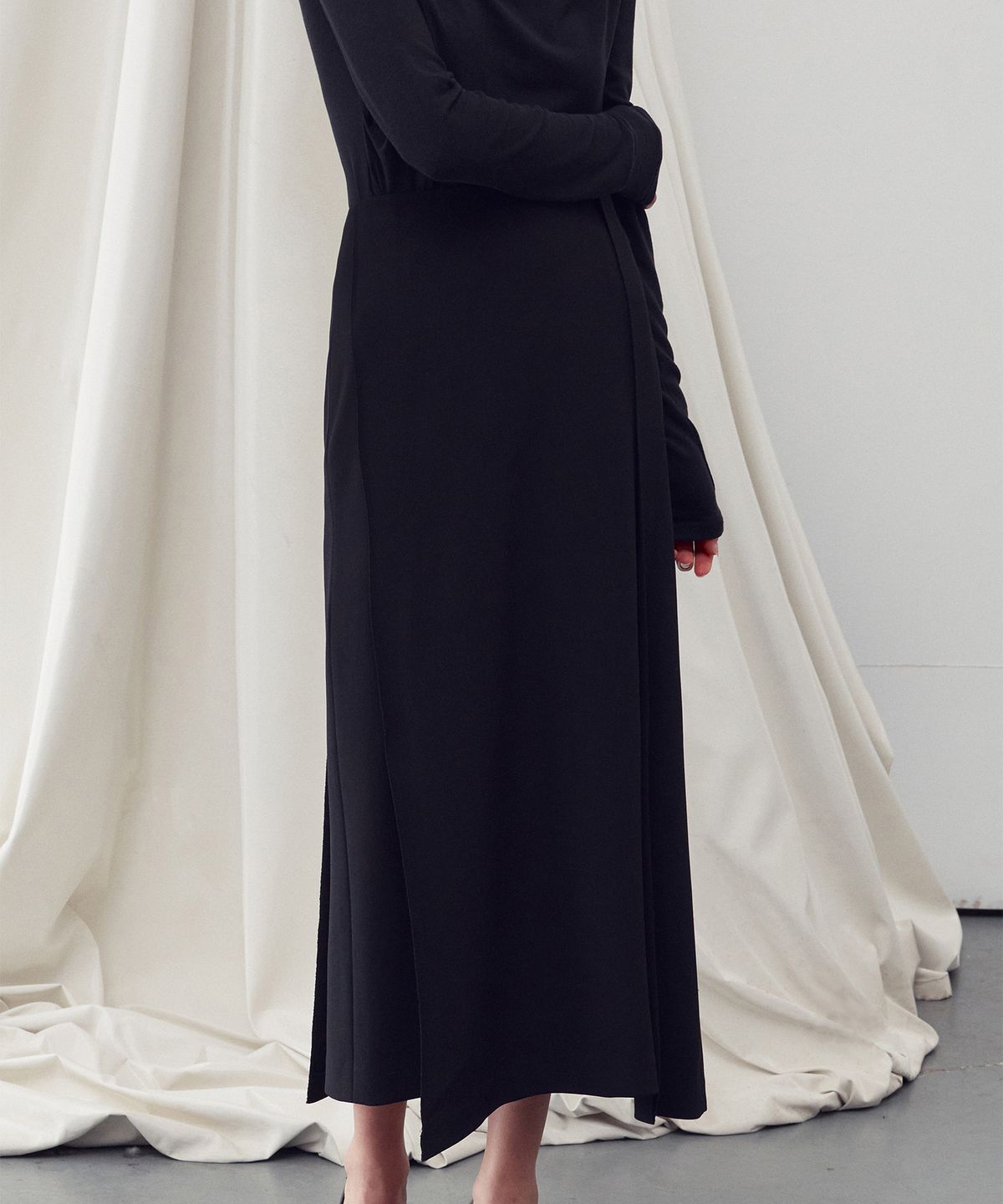 리이(RE RHEE) SIDE SLIT MIDI SKIRT