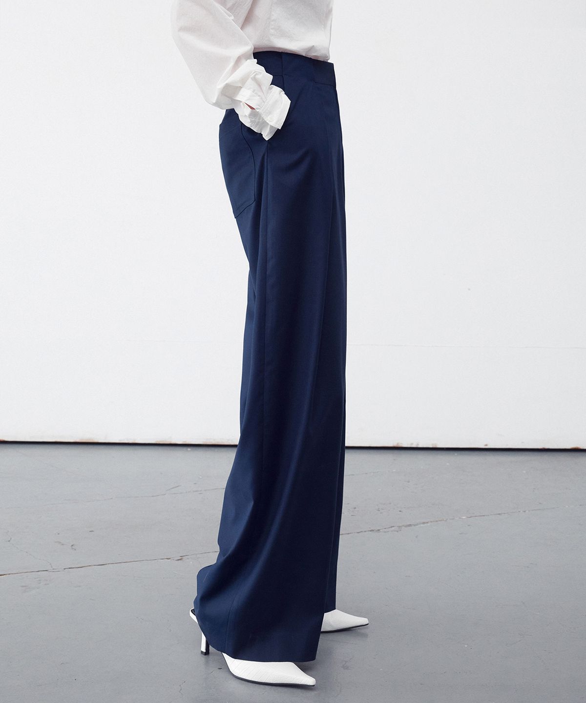 리이(RE RHEE) BELT WAIST DETAIL WIDE LEG TROUSERS NAVY