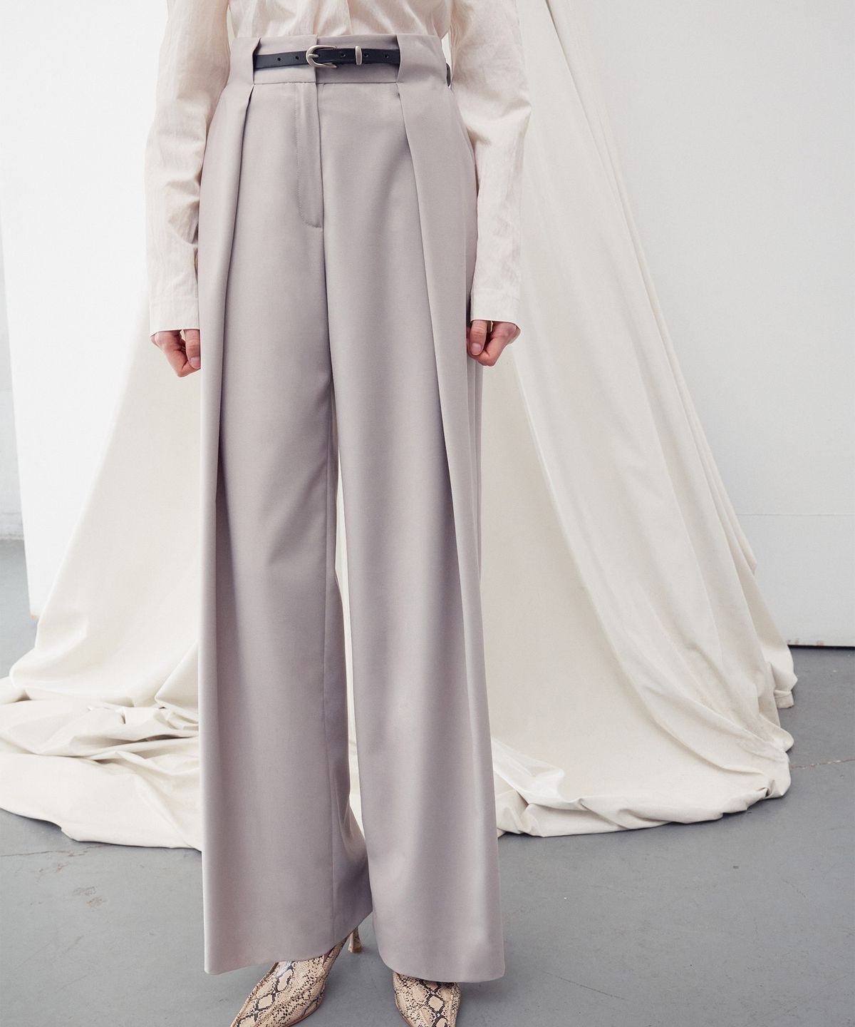 리이(RE RHEE) BELT WAIST DETAIL WIDE LEG TROUSERS BEIGE