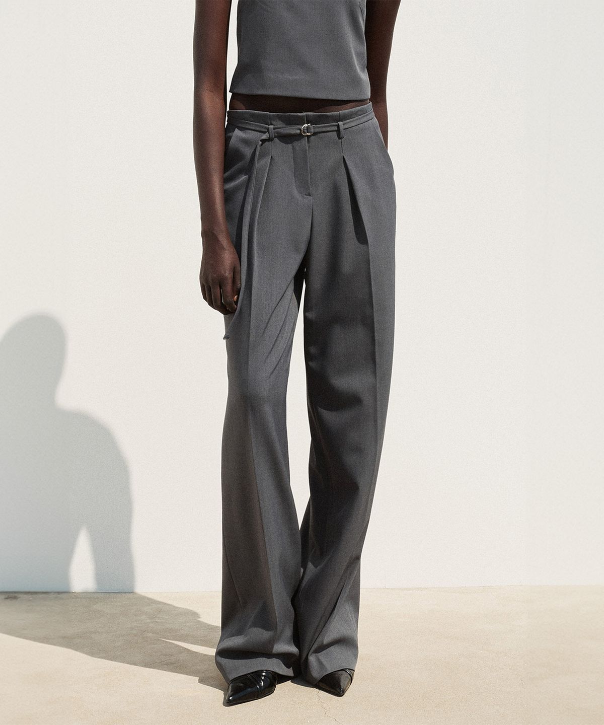 리이(RE RHEE) STRAIGHT LEG BELTED TROUSER CHARCOAL