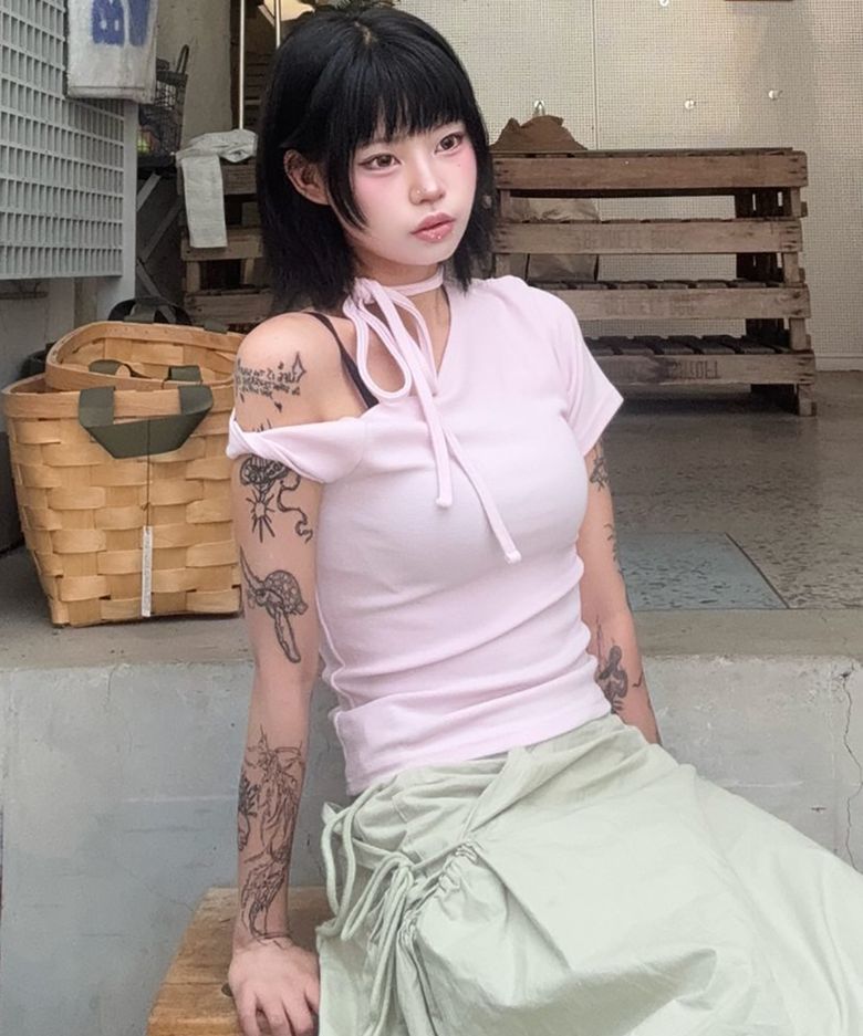 오프숄더 꼬임 반팔 티셔츠 (핑크)