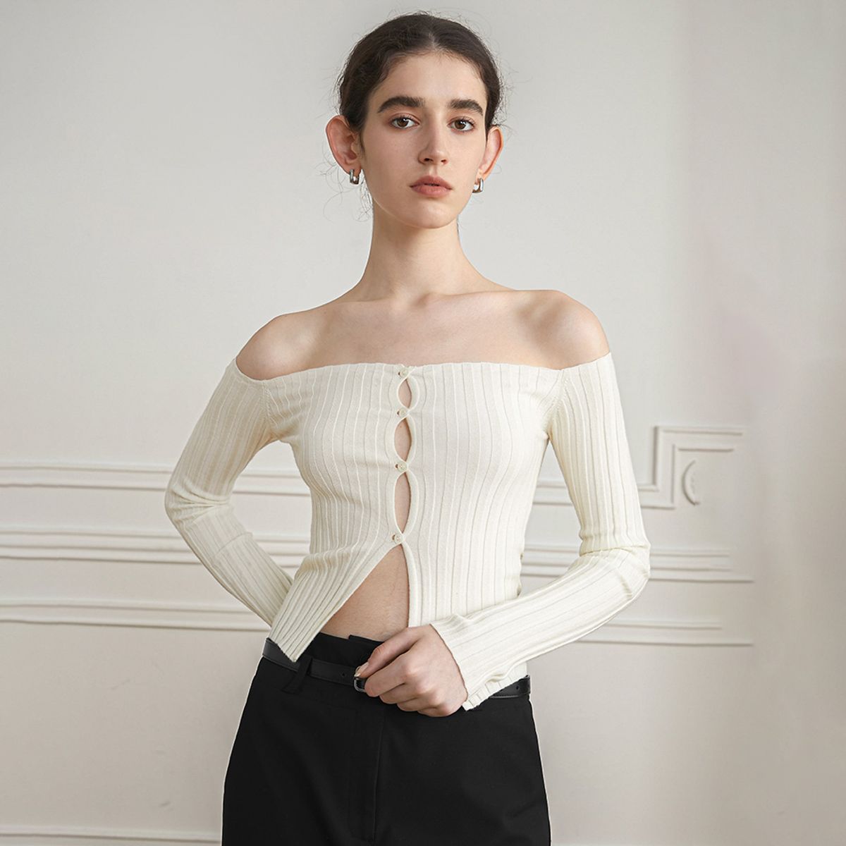 와이와이아이엠(YYIAM) YY_Off shoulder hollow knit top