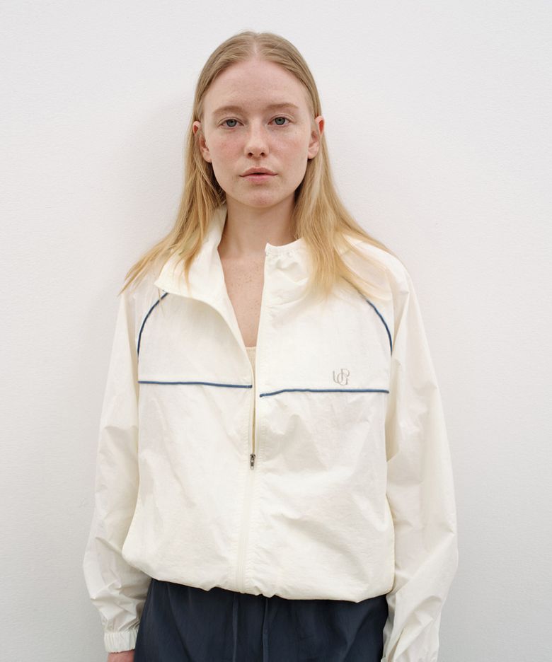 Sporty hoodie wind breaker