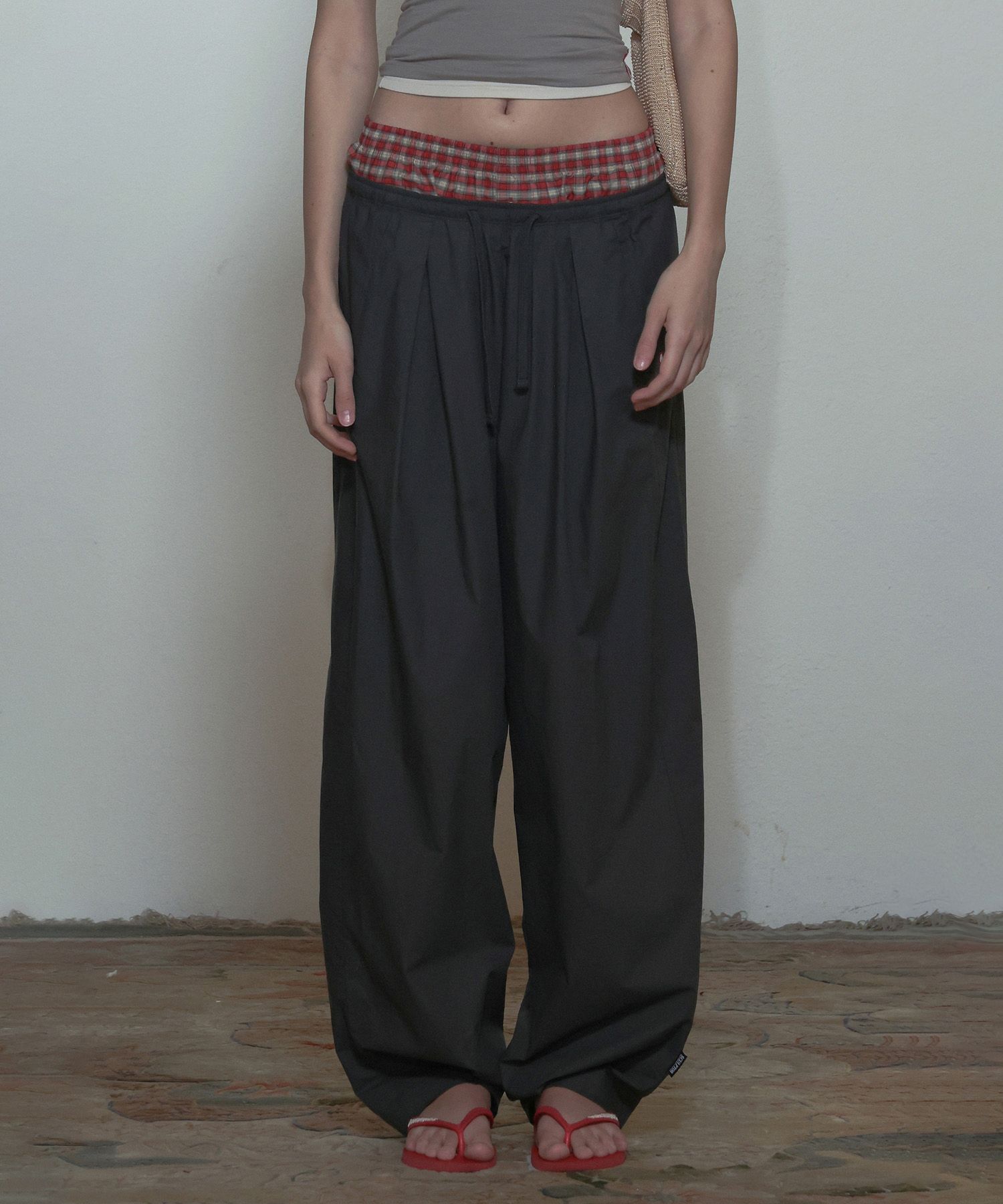 스컬프터(SCULPTOR) My Go To Pintuck Pants Charcoal - 사이즈