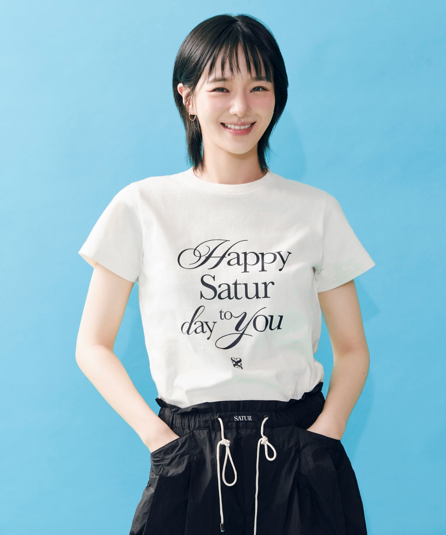 ★送料・関税込★SATUR★Happy Saturday Typo Graphic T-Shirt★ SATUR☆(W) Happy Saturday Typo Graphic T-Shirt☆送料・関税込