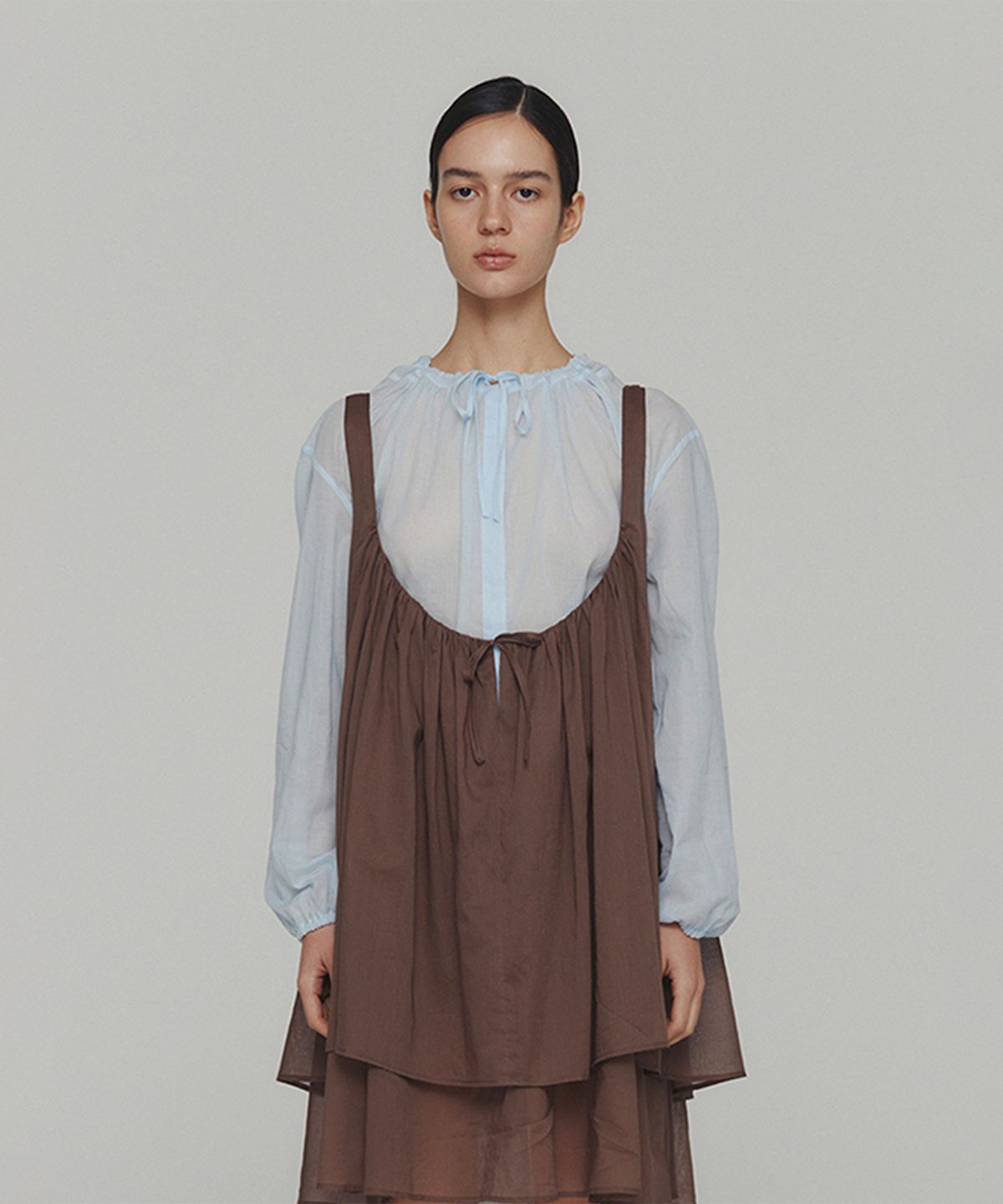 아모멘토(AMOMENTO) SHEER SHIRRING HOODED BLOUSE_SKY BLUE