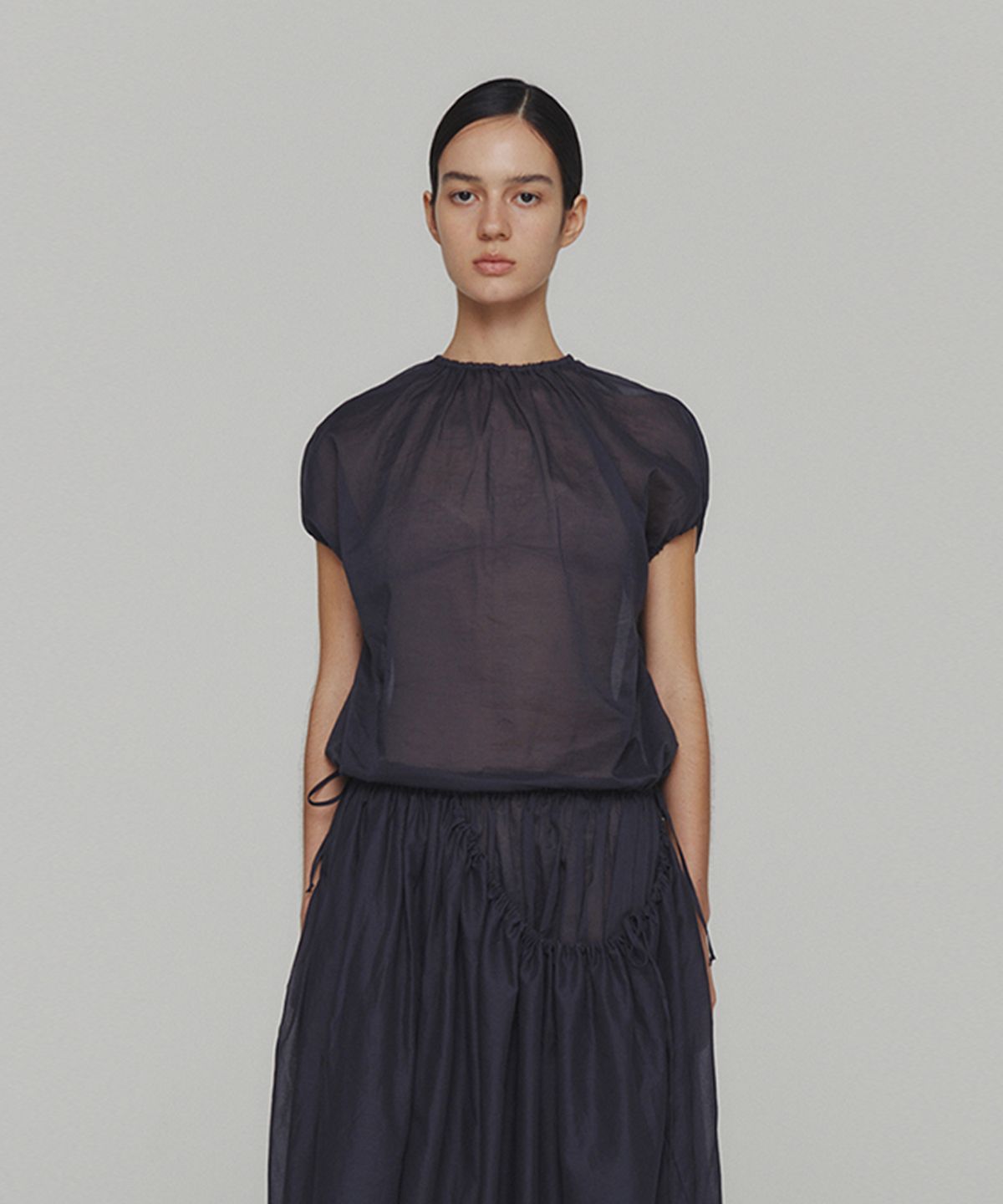 아모멘토(AMOMENTO) SHEER VOLUME SHIRRING TOP_NAVY