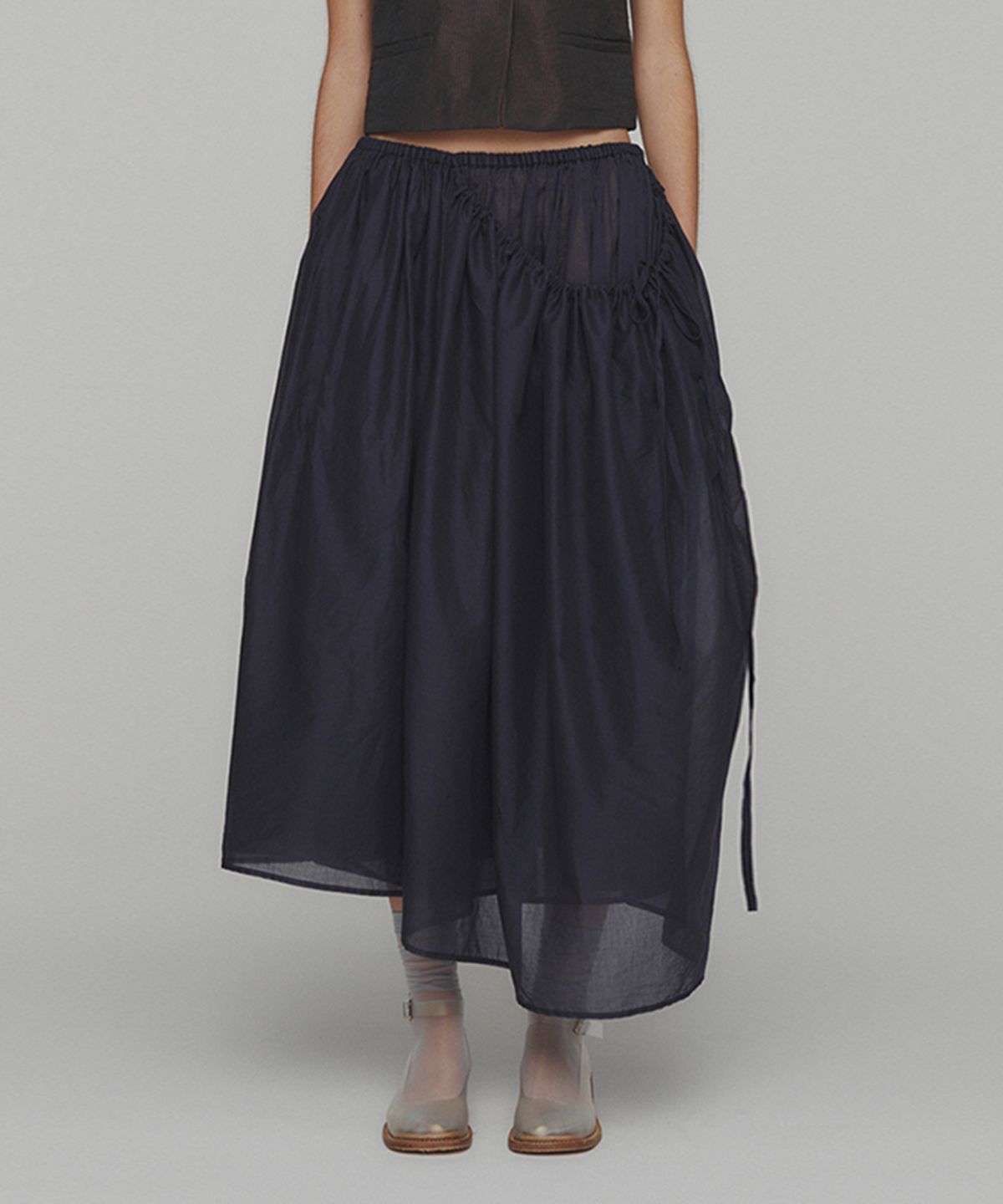 아모멘토(AMOMENTO) DRAWSTRING SHEER SHIRRING SKIRT_NAVY