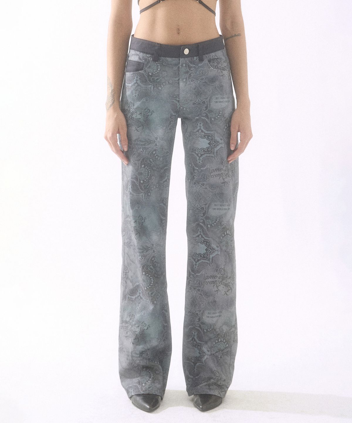 배디(BADEE) Printing Twill Pants Black Paisley