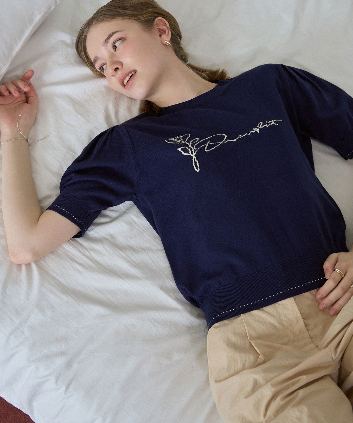 드로우핏 우먼(DRAWFIT WOMEN) 플라워 자카드 퍼프 반팔 니트 [NAVY]