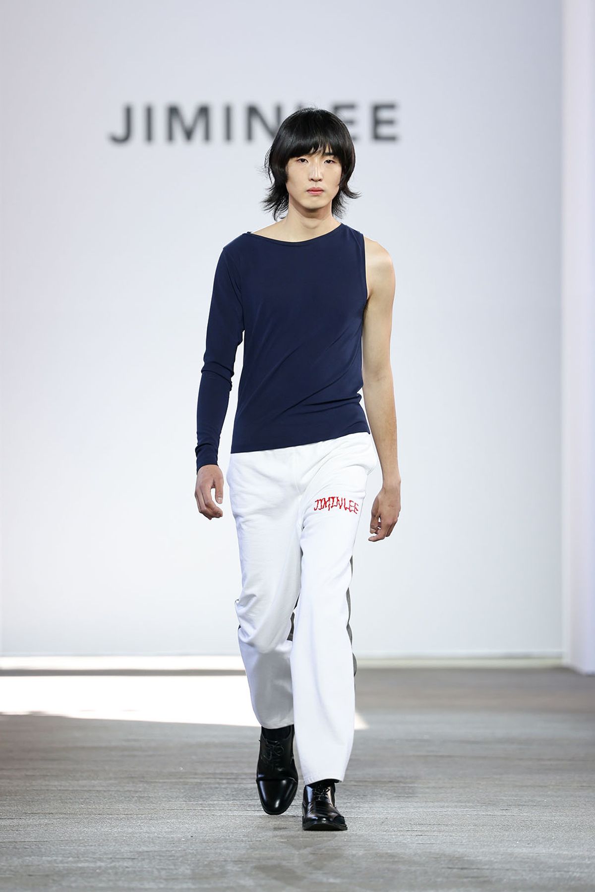 지민리(JIMINLEE) ONE SLEEVE BASIC T-SHIRT 원 슬리브 베이직 티셔츠 네이비