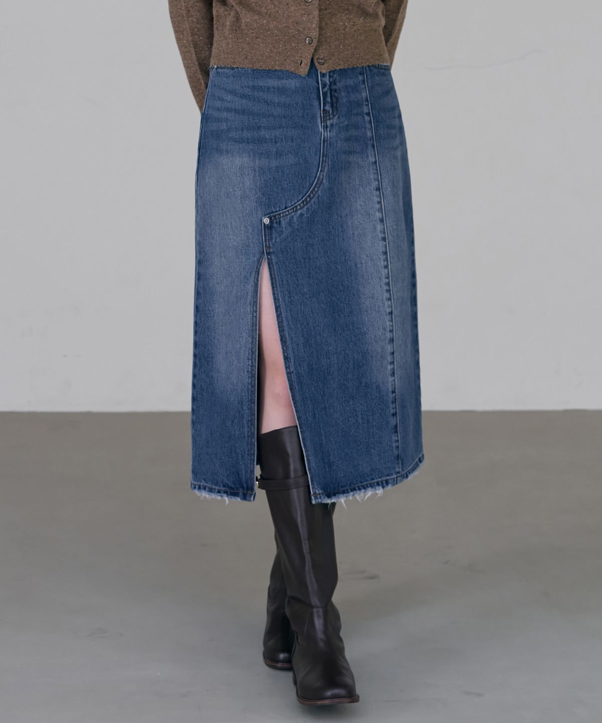 드로우핏 우먼(DRAWFIT WOMEN) 버티컬 라인 데님 롱 스커트 [BLUE]