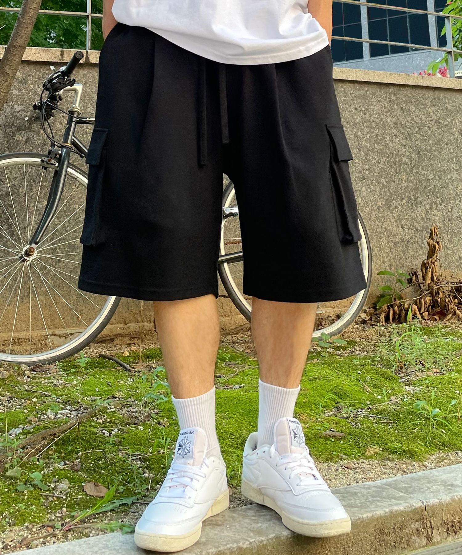 MUSINSA | AGOD Bermuda Wide One Tuck Cargo Sweat Shorts [Black]