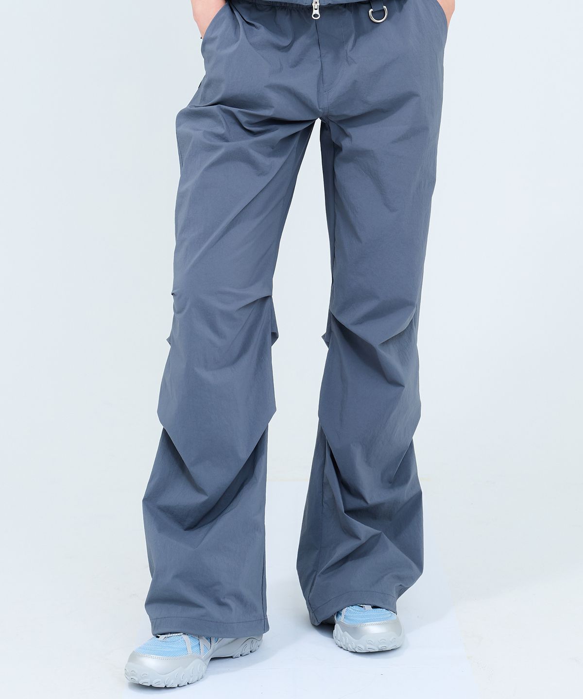 러브이즈트루(LUVISTRUE) CURVED L COMFY PARACHUTE PANTS(CHARCOAL)