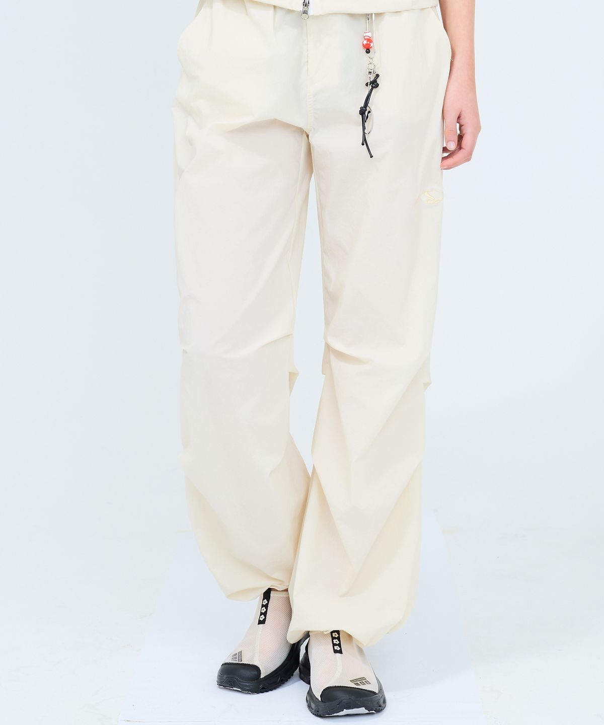 러브이즈트루(LUVISTRUE) CURVED L COMFY PARACHUTE PANTS(CREAM)