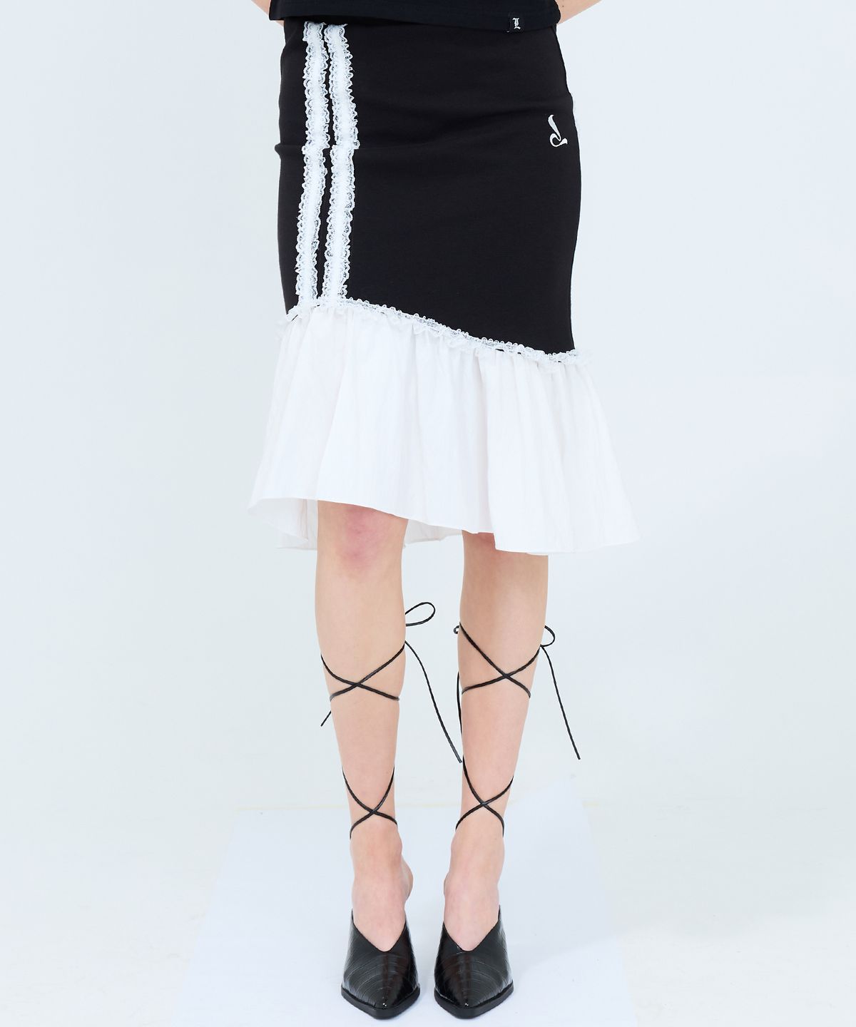러브이즈트루(LUVISTRUE) CURVED L LACE MIDI SKIRT(BLACK)