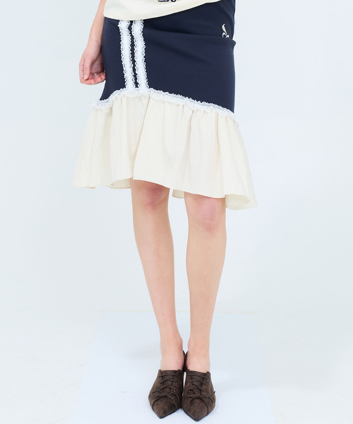 러브이즈트루(LUVISTRUE) CURVED L LACE MIDI SKIRT(NAVY)