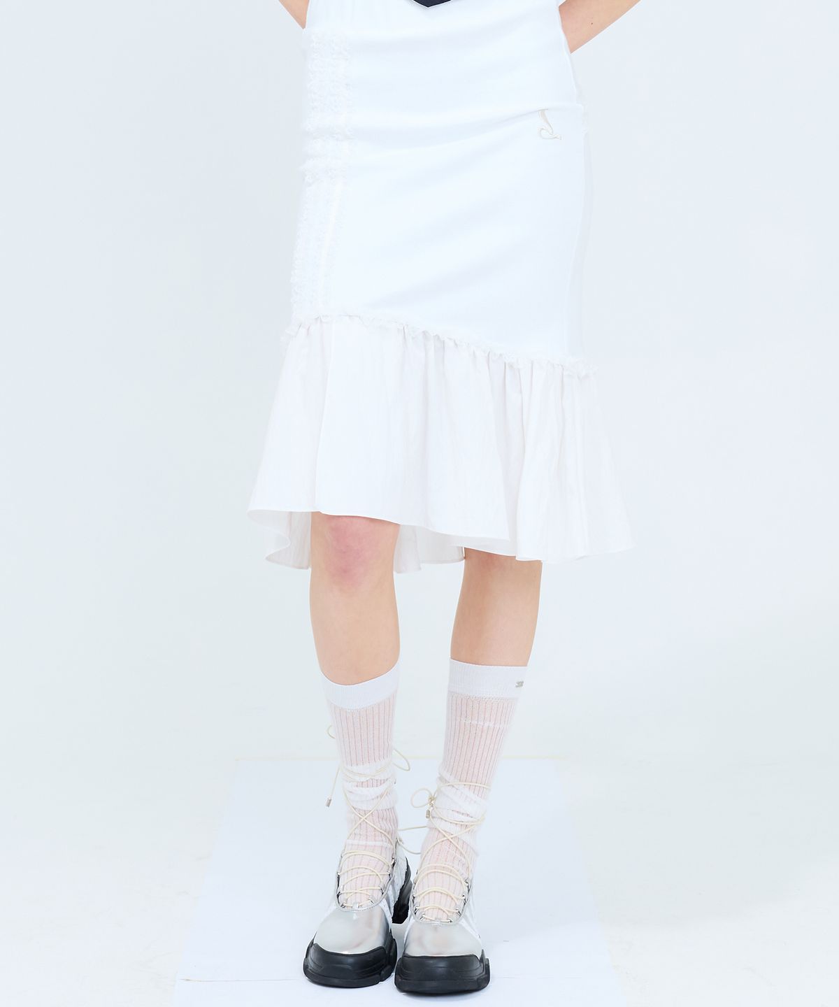 러브이즈트루(LUVISTRUE) CURVED L LACE MIDI SKIRT(WHITE)