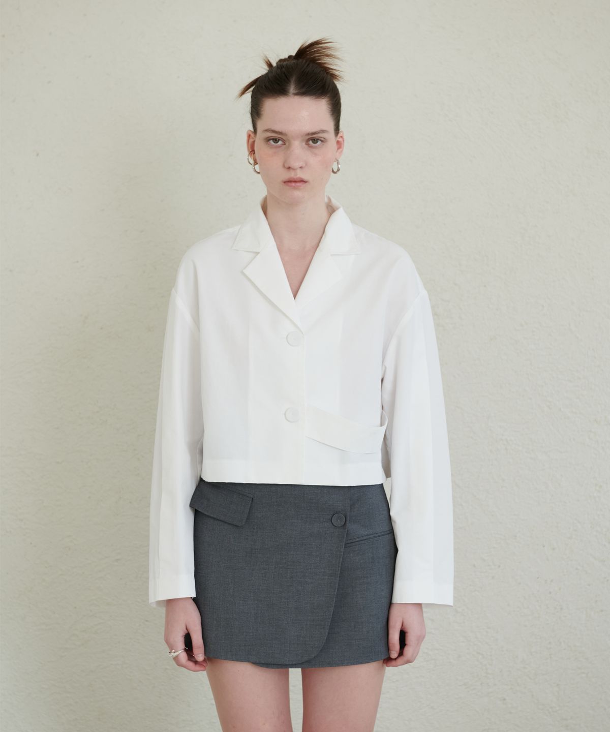 언뮤트(UNMUTE) VOLUME SLEEVE CROPPED JACKET(WHITE)