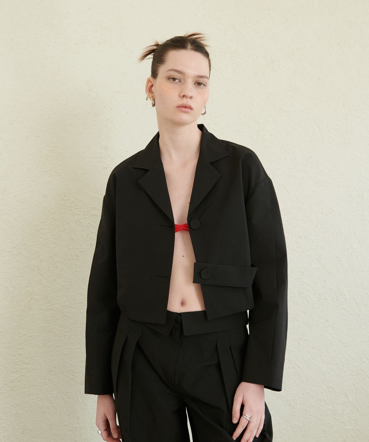 언뮤트(UNMUTE) VOLUME SLEEVE CROPPED JACKET(BLACK)