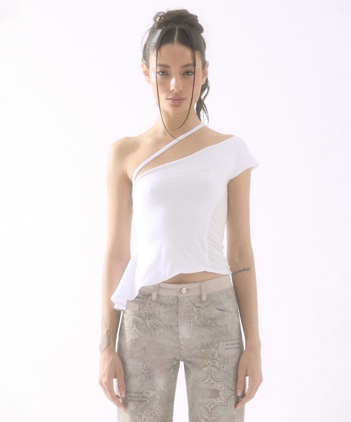 배디(BADEE) One Shoulder Drape Sleeveless White