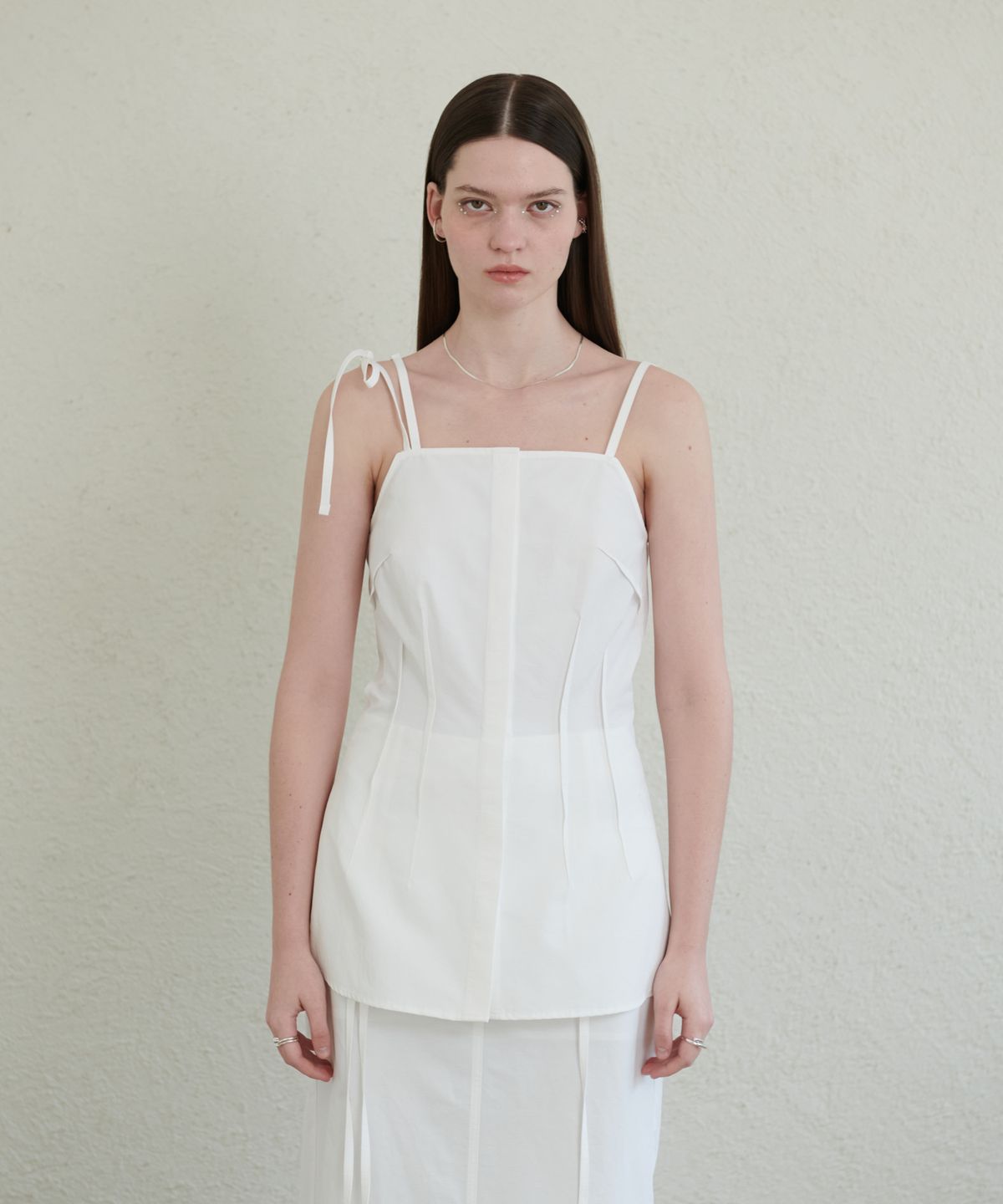 언뮤트(UNMUTE) OUT SEAM DETAIL CAMISOLE BLOUSE(WHITE)