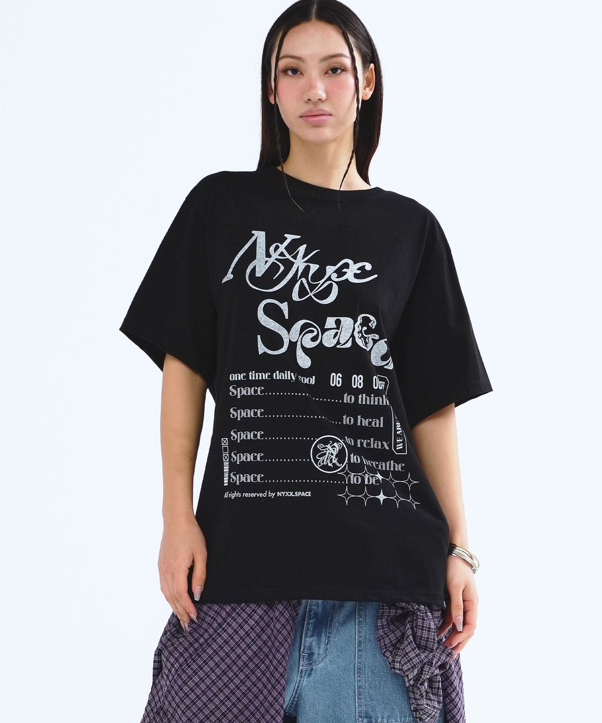 엔와이엑스엑스(NYXX) NYX SPACE SCRIPT TEE BLACK