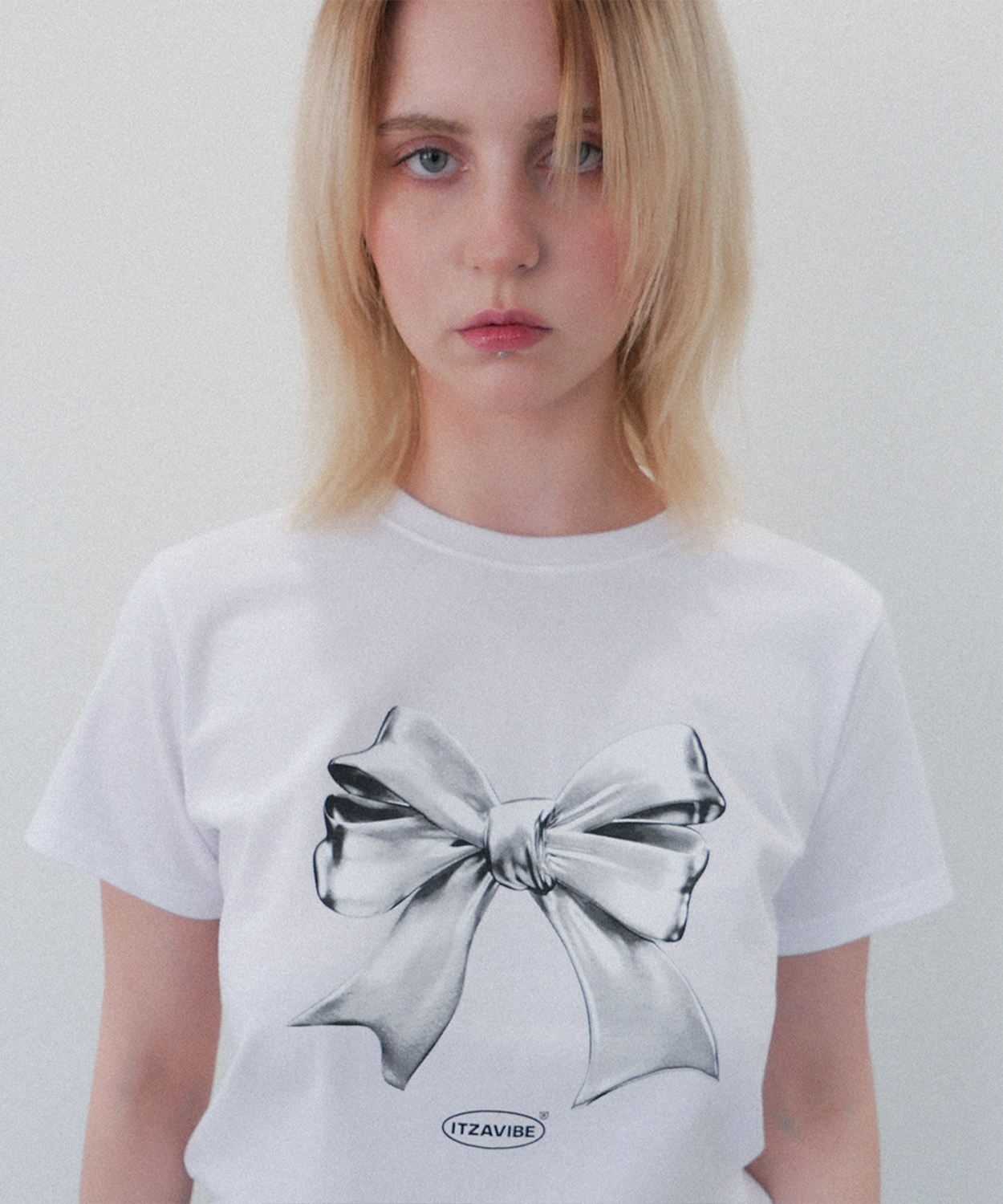 ☆人気☆【ITZAVIBE】☆LLIC RIBBON SLIM FIT T SHIR.T☆ MUSINSA公式 | ITZAVIBE METALLIC RIBBON SLIM FIT T SHIRT - WHITE