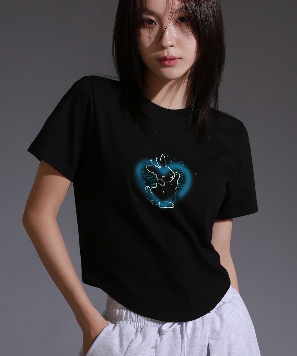 라이크더모스트(LIKE THE MOST) 우먼 엔젤레빗 라운드컷  반팔 티셔츠_블랙