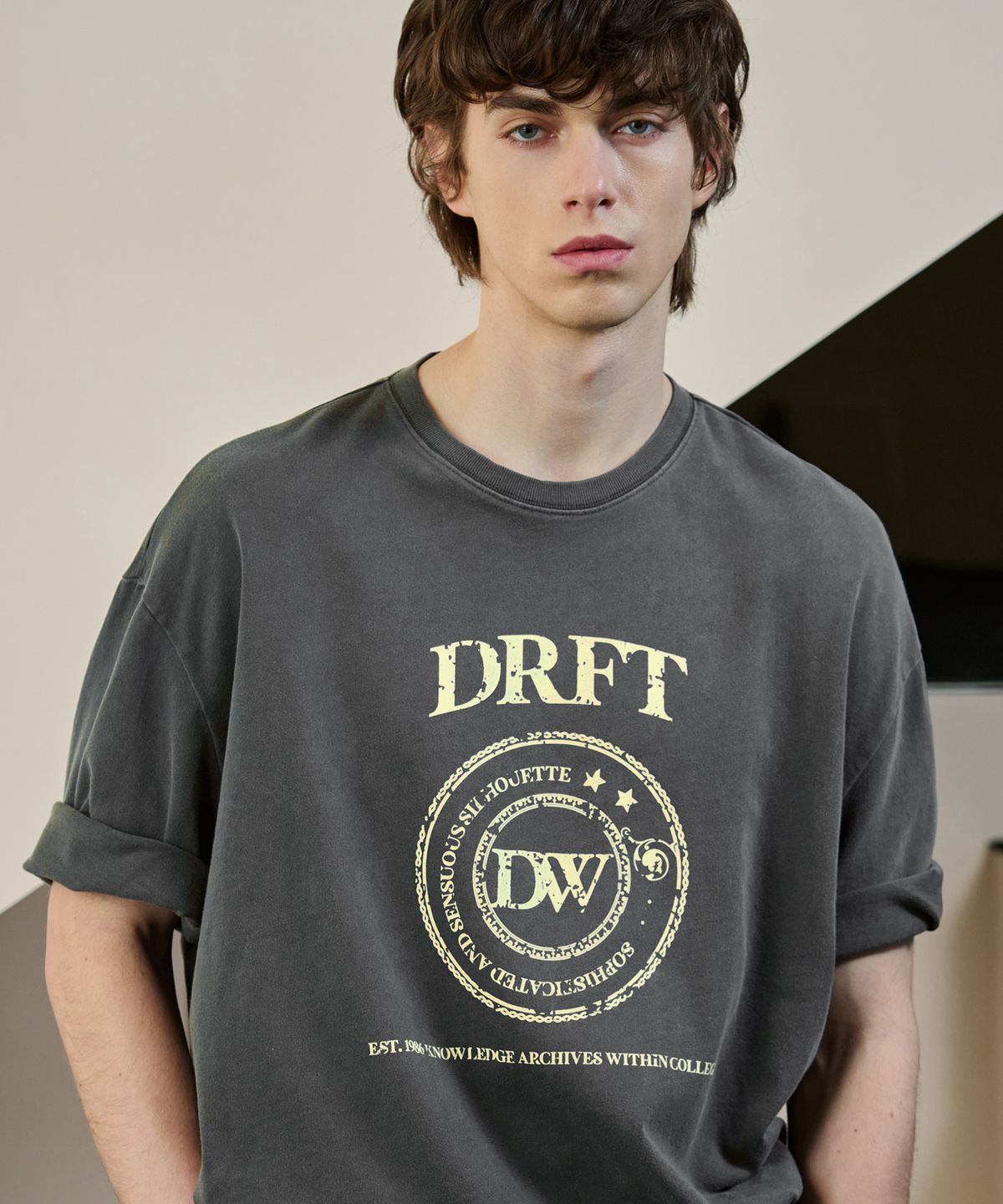 드로우핏(DRAW FIT) 피그먼트 컬리지 로고 티셔츠 [CHARCOAL]