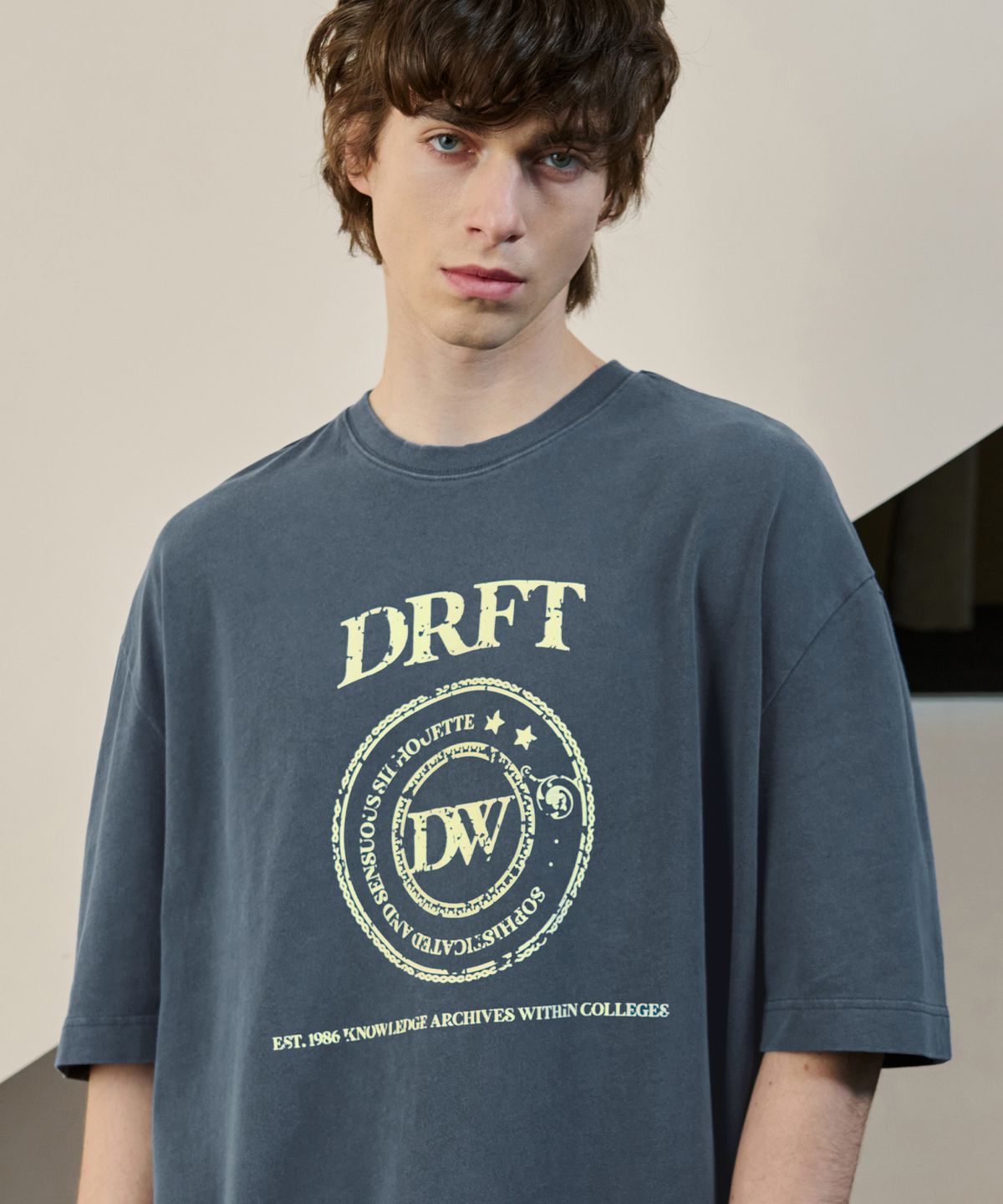 드로우핏(DRAW FIT) 피그먼트 컬리지 로고 티셔츠 [NAVY]