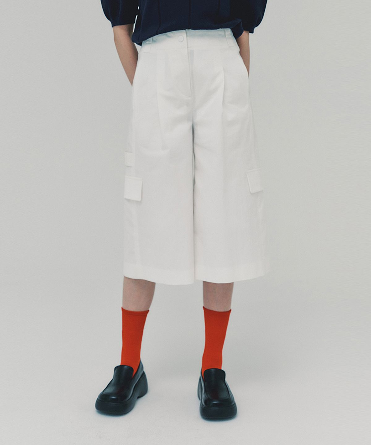 아위(AHWE) Cropped Cargo Pants_WHITE