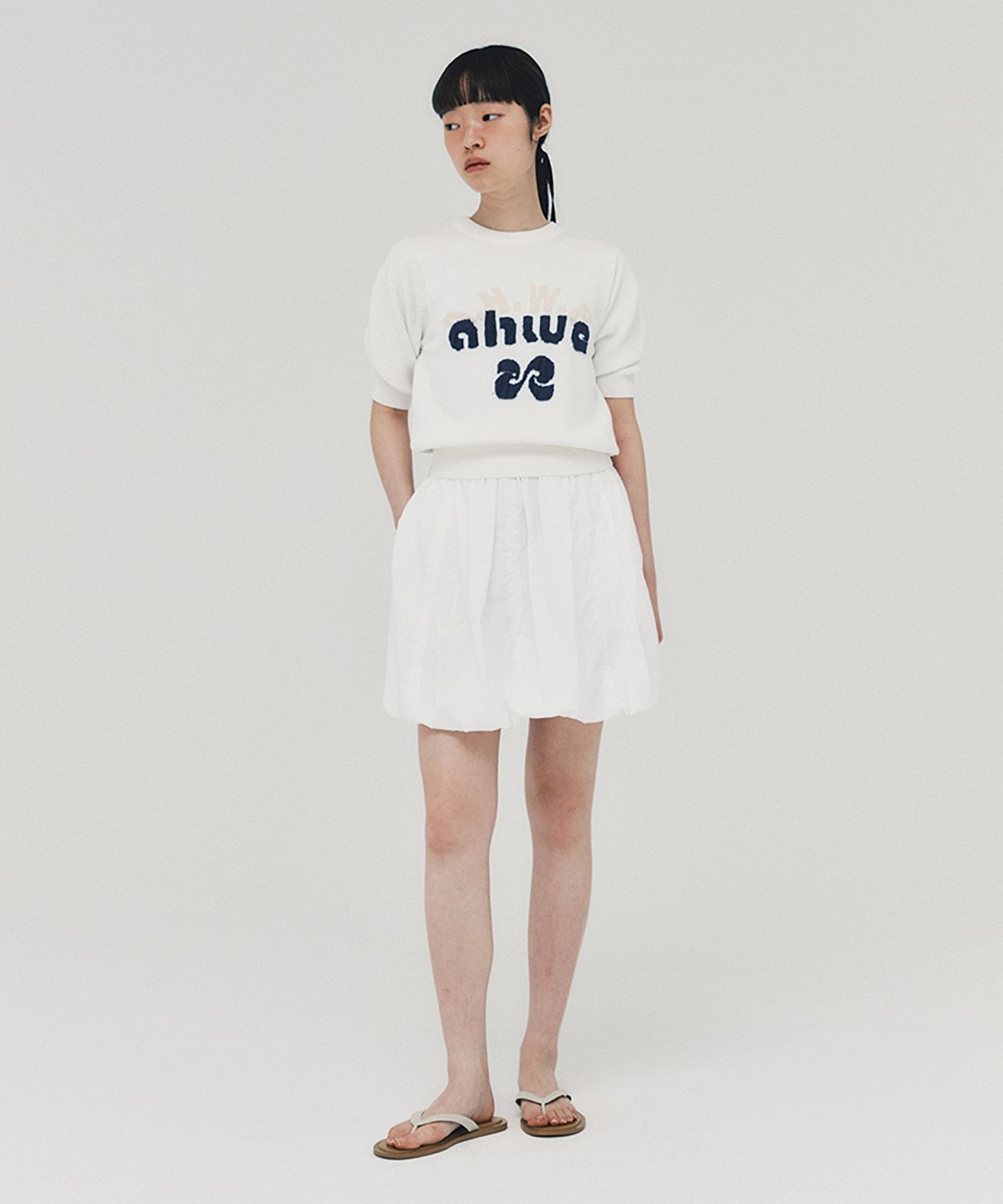 아위(AHWE) Logo Sweater_WHITE