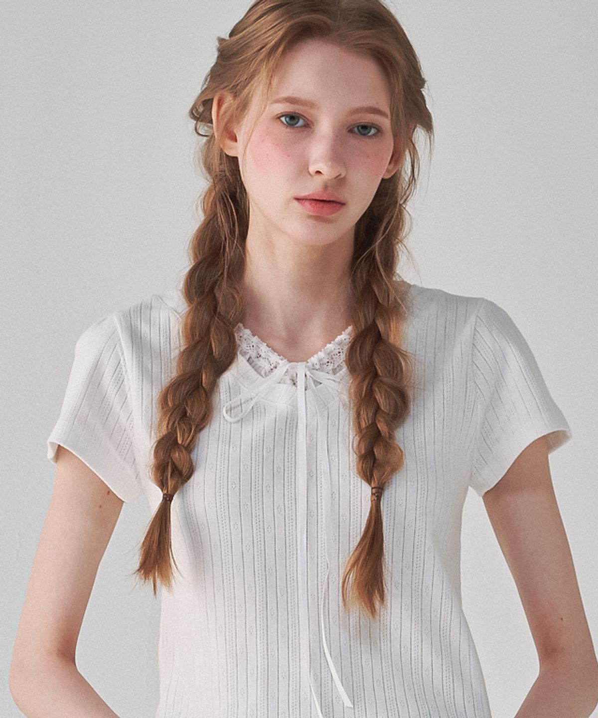 론론(RONRON) STRING RIBBON LACE V NECK SLIM CROP T SHIRT EYELET WHITE