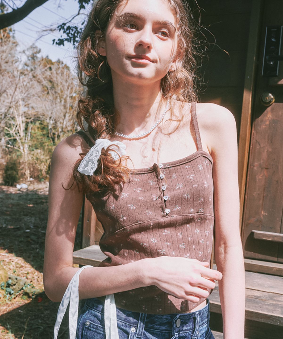 론론(RONRON) HEART BUTTON GOLGI SLEEVELESS EYELET BROWN