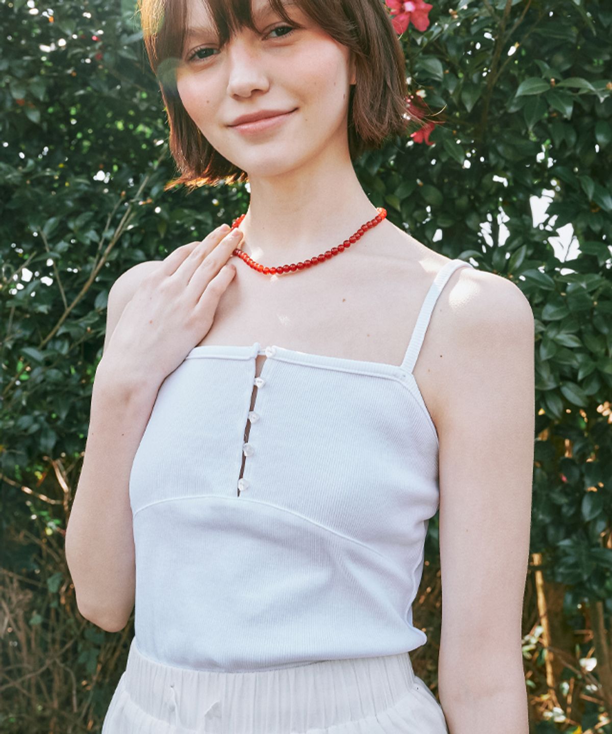 론론(RONRON) HEART BUTTON GOLGI SLEEVELESS WHITE