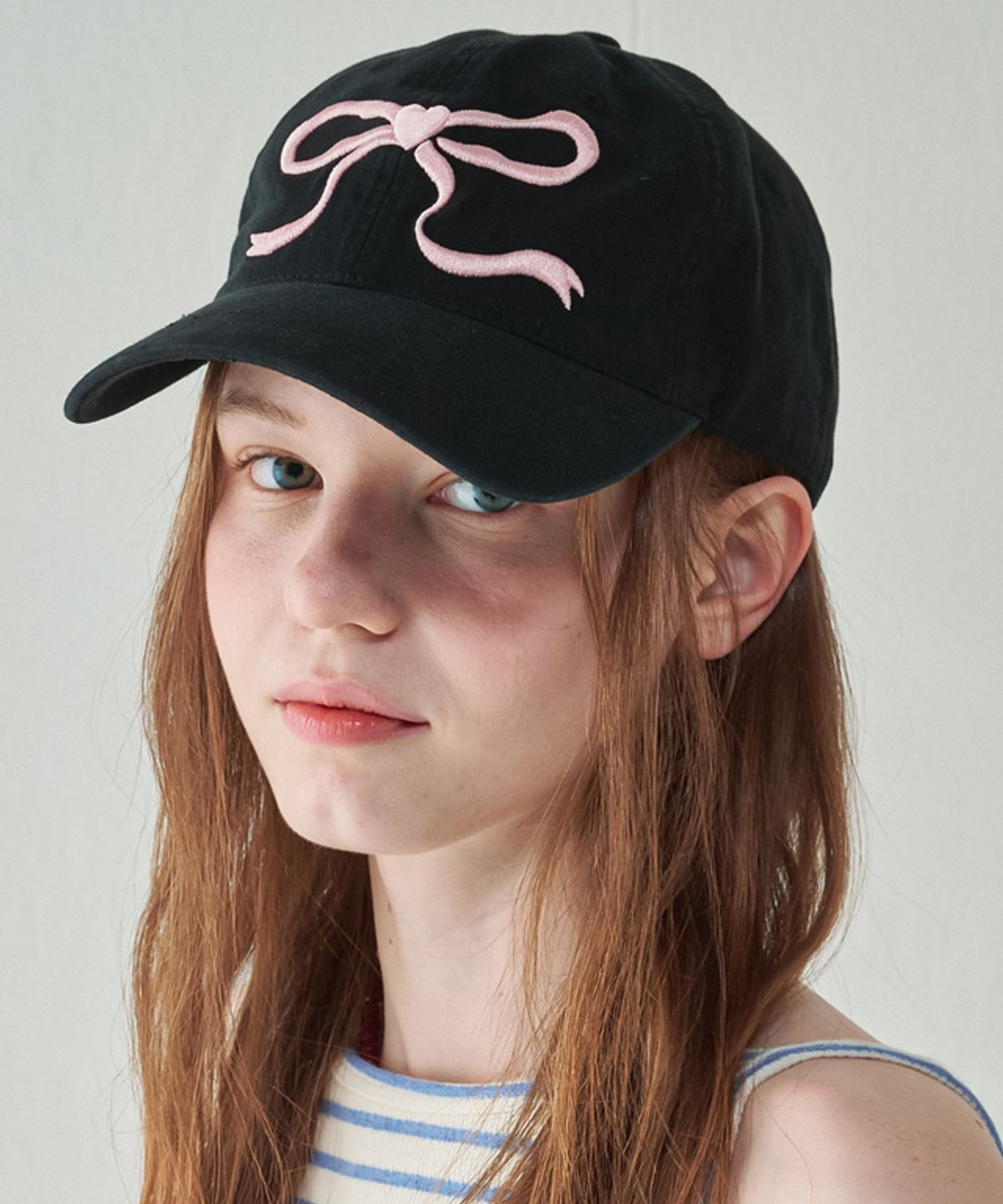 론론(RONRON) HEART RIBBON BALL CAP BLACK PINK