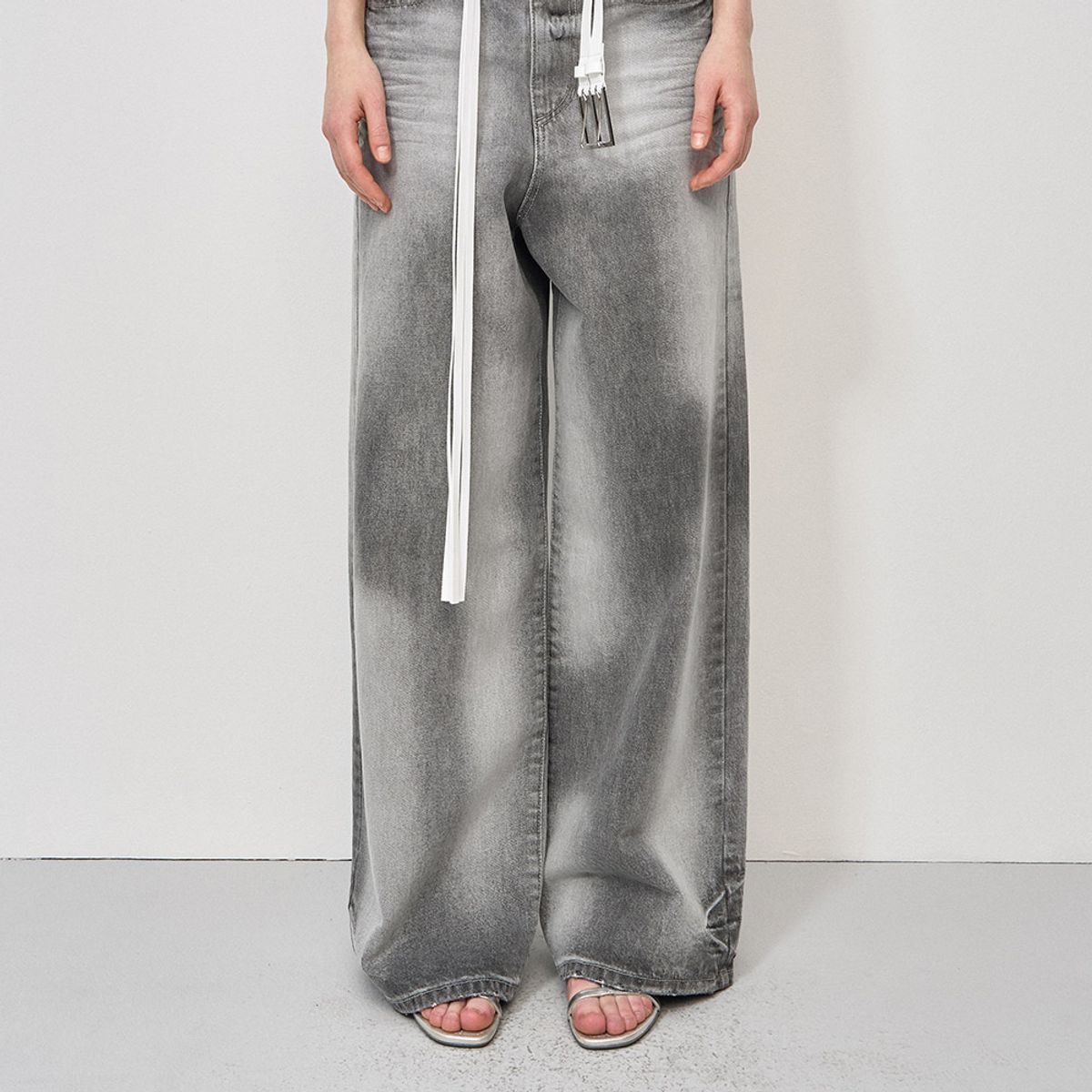 엘씨디씨티엠(LCDC™) HAND BRUSHED WIDE-LEG DENIM (GREY)