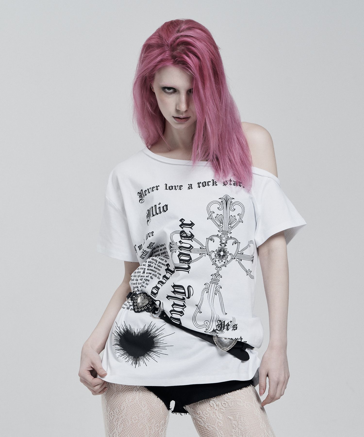 【韓国 illio】LOVER ONE SHOULDER T-SHIRTS MUSINSA | ILLIO WHITE LOVER ONE SHOULDER T-SHIRTS