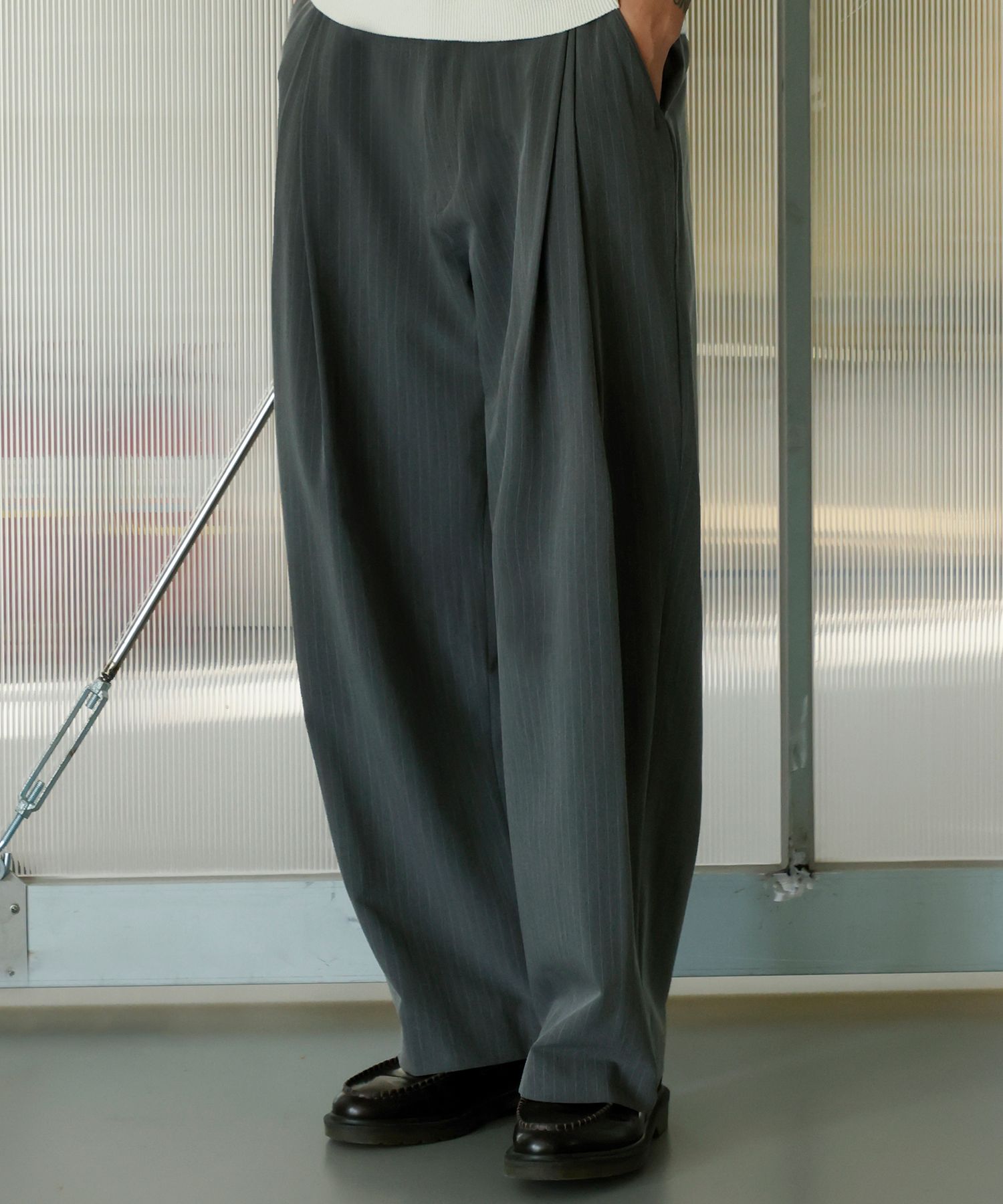 MUSINSA | SIGNATURE Stripe Layered Tuck Wide Slacks [Gray] display picture 1