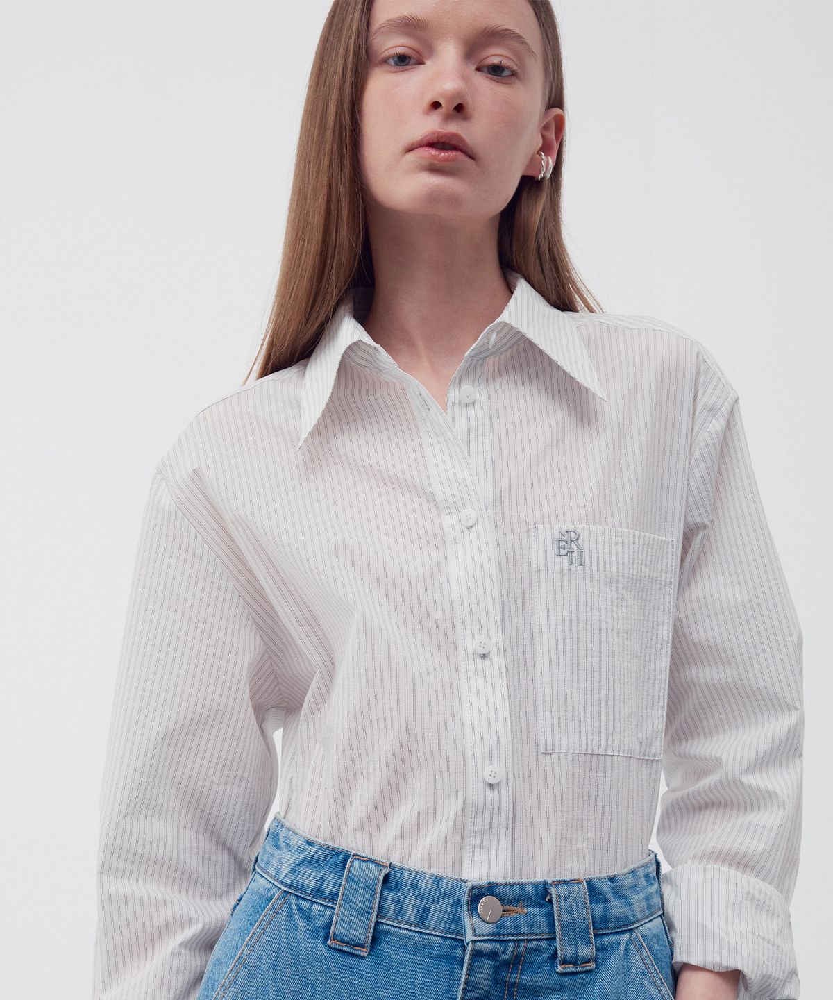 리이(RE RHEE) EMBROIDERED STRIPE POCKET SHIRT WHITE