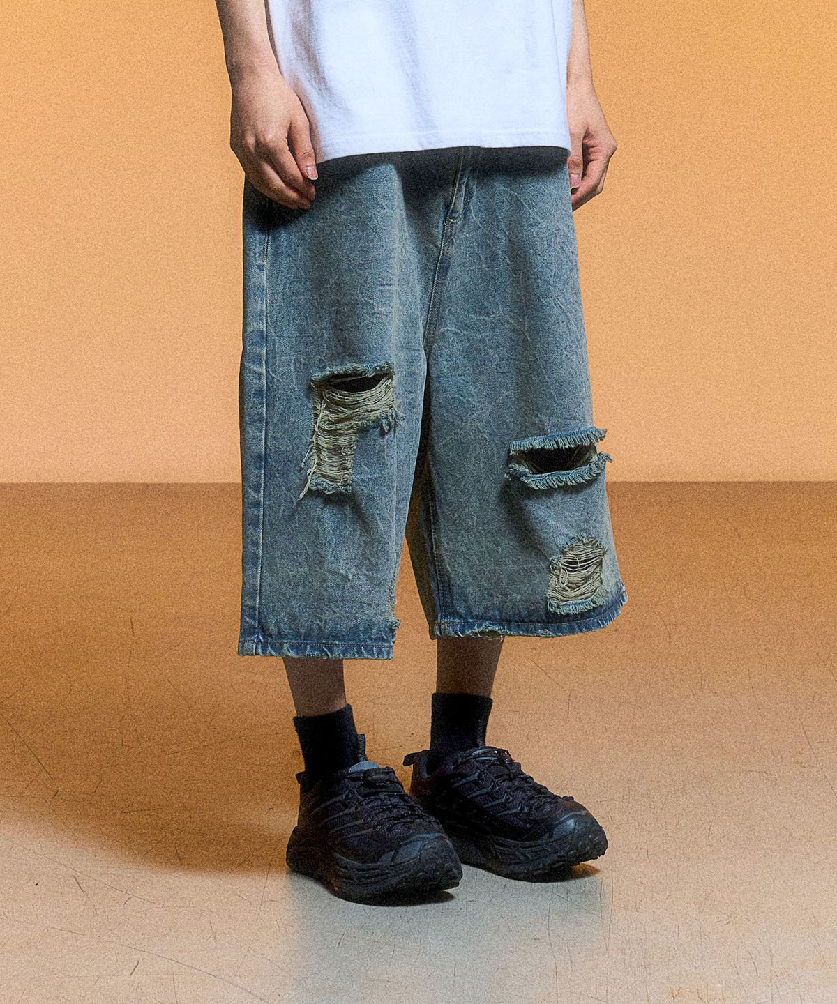 스키즘 인듀싱(SCHISM INDUCING) DISTRESSED DENIM SHORTS, GREY