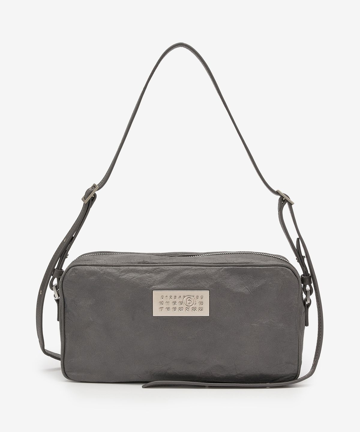 엠엠식스(MM6 MAISON MARGIELA) 스몰 뉴메릭 원 아웃 레더 숄더백 - 블랙 / SB6WG0011P6705T8013