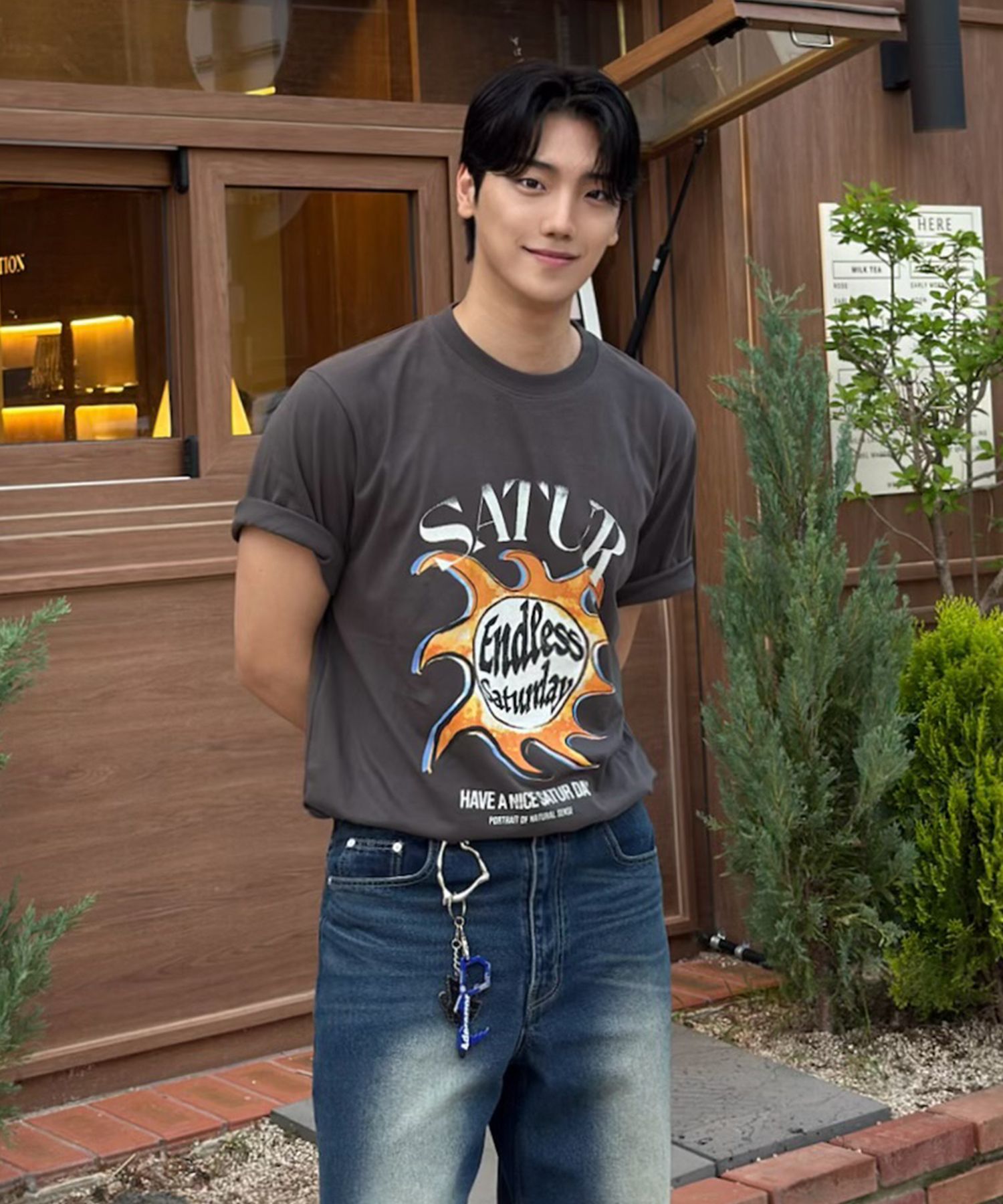 ★SATUR★ Sun Retro Graphic Short Sleeve T-Shirt Retro Charc MUSINSA公式 | SATUR Sun Retro Graphic Short Sleeve T-Shirt