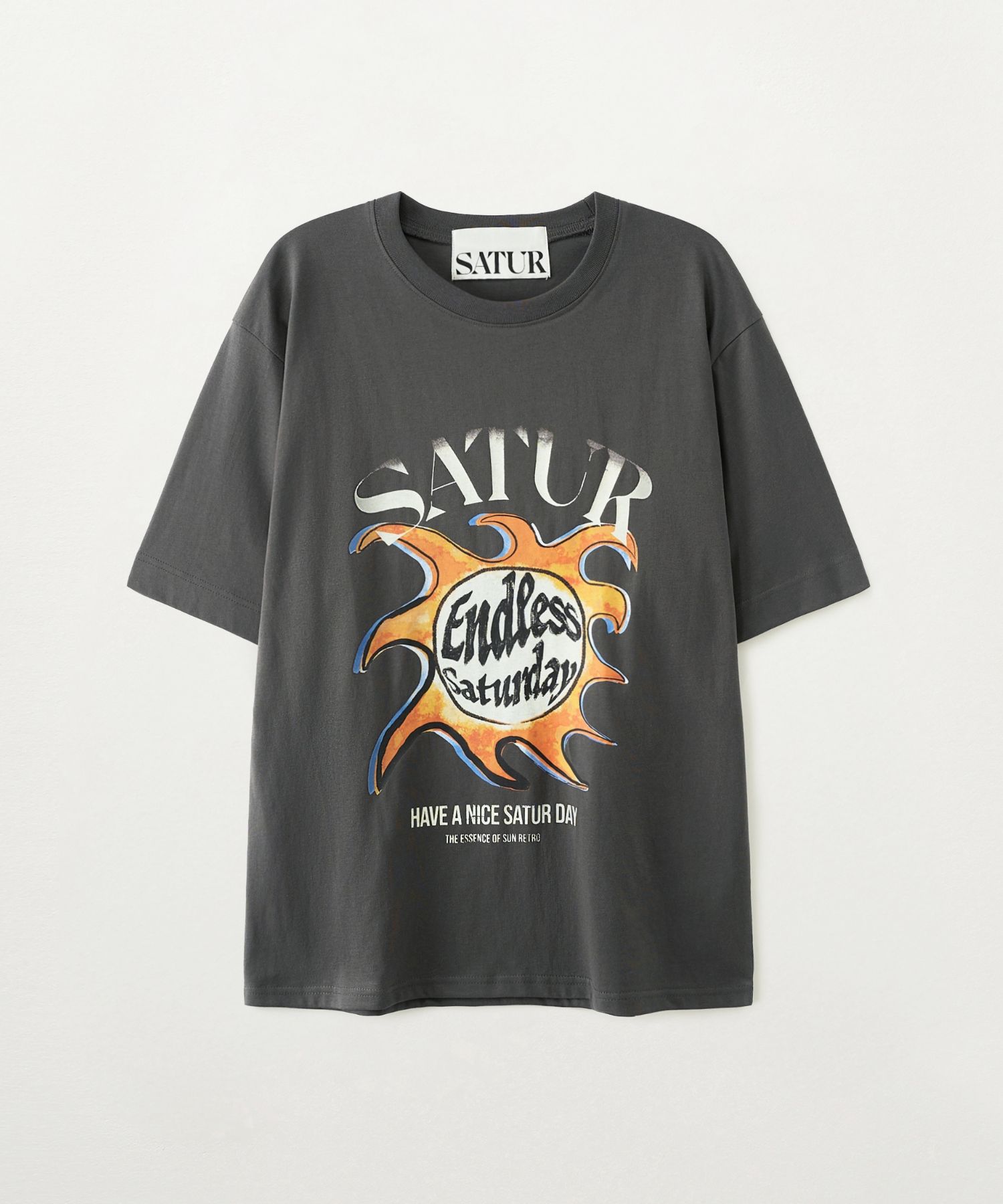 MUSINSA公式 | SATUR サンレトログラフィック半袖Tシャツレトロチャコール